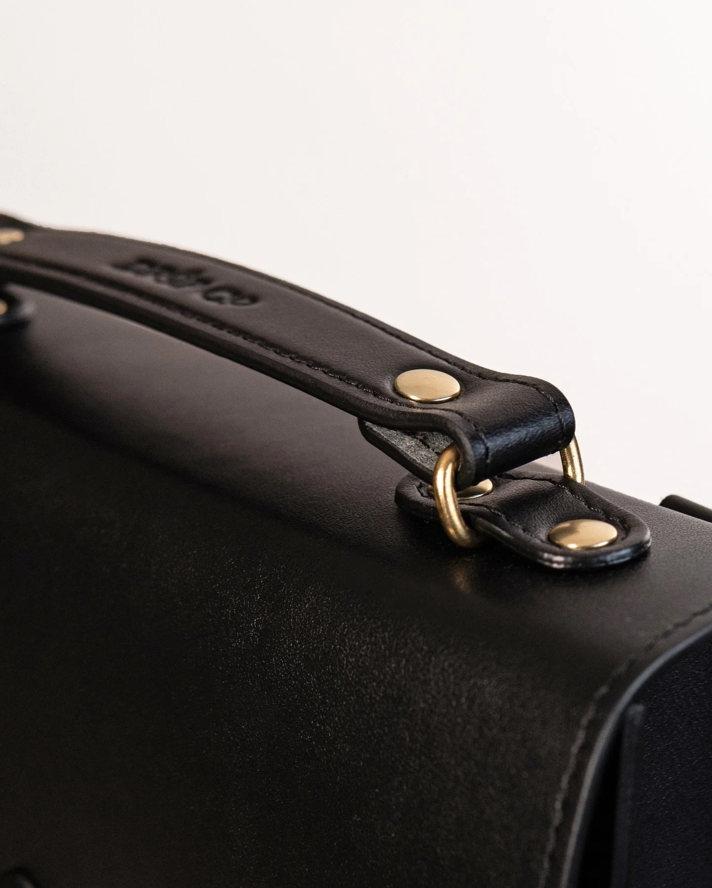 I think there is something quite special in black leather and brass hardware combination&hellip;.. it gives that vintage saddlery feel that Im in love with.

#fashion #handcrafted #styleinspiration #design #essentials #minimal #minimalist #minimalsty