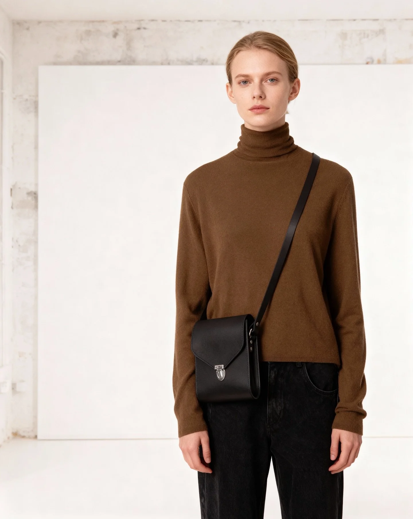 Inspired by classic vintage camera bags, this vertical crossbody is designed for the modern city explorer.
Featuring a central buckle closure and your choice of brass or Silver hardware, it blends timeless character with everyday functionality.
Perfe