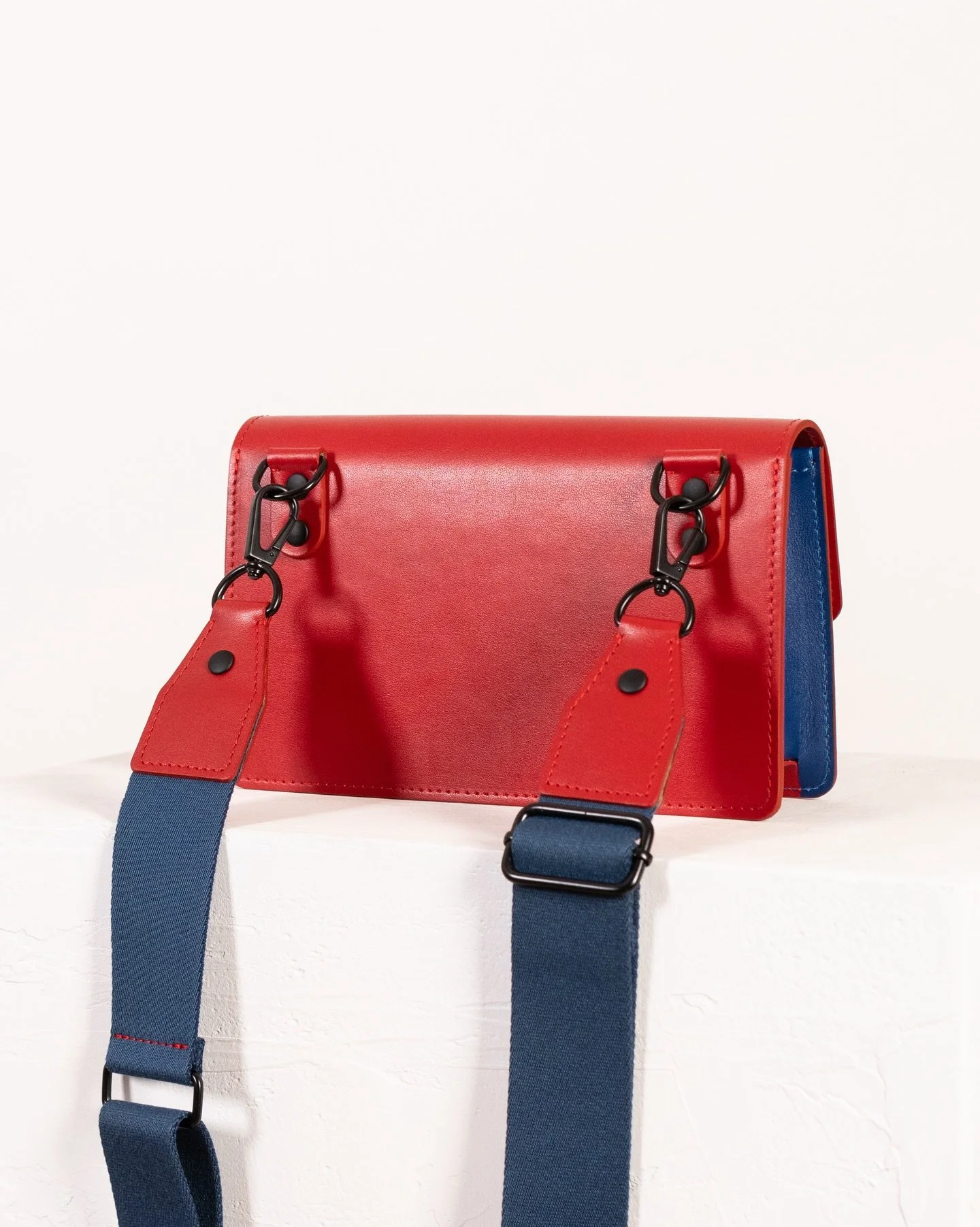 Can you guess the name of the artist whose paintings inspired this bag?
#leatherbag #handmade#minimalistbag