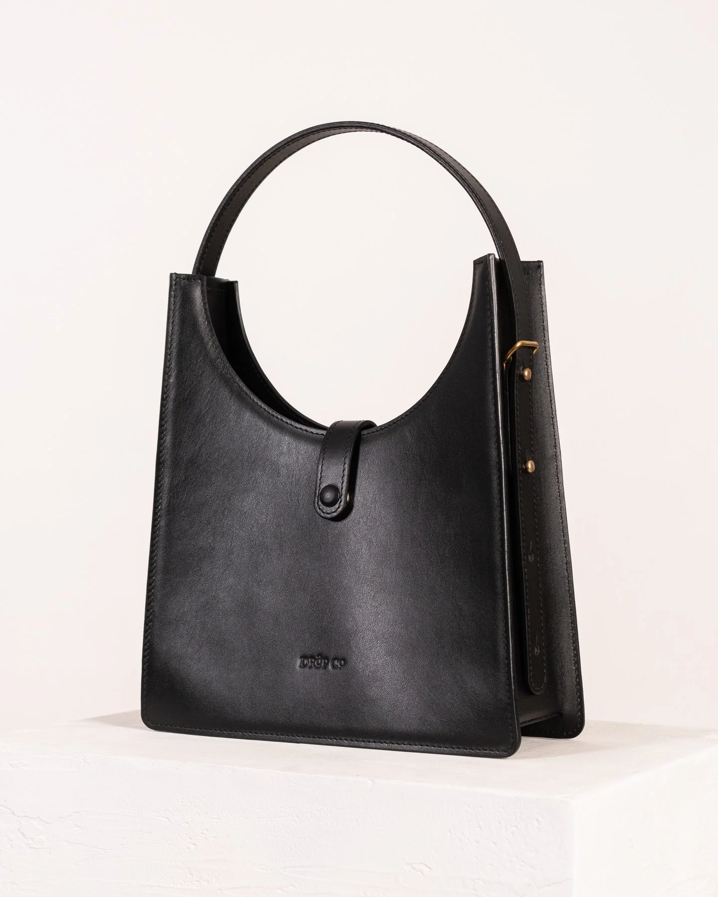The A25 is a structured handbag handcrafted from premium Italian smooth calf leather. Thoughtfully designed with inner padding, it offers a unique balance of softness and strength&mdash;holding its shape while remaining supple to the touch.

Its silh