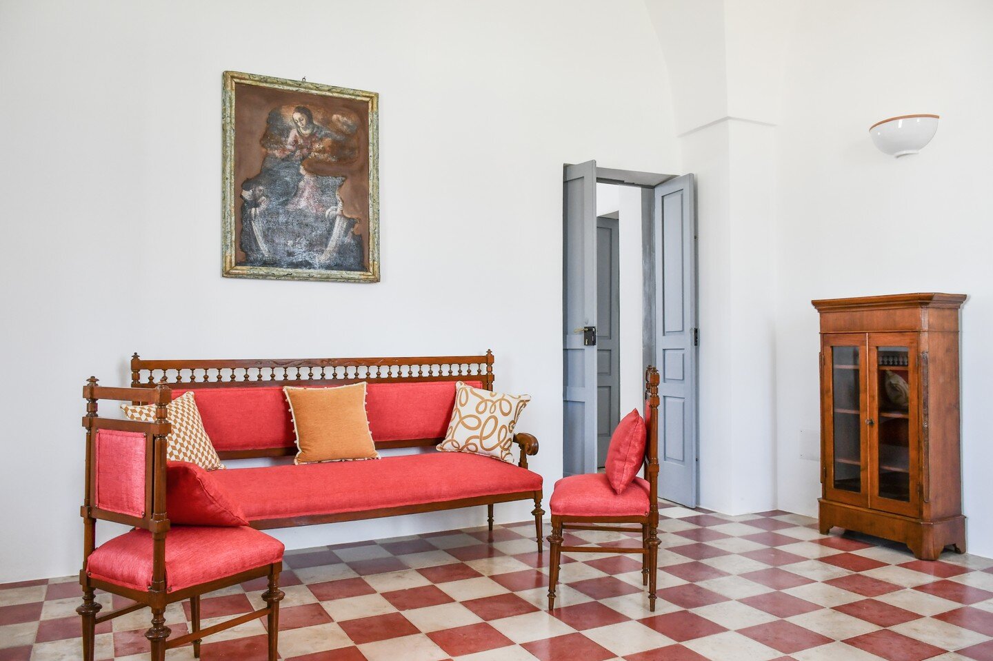 As unique as it can get, no exceptions.
.
.
.
#historical #forniture #vintage #classic #unique #design #interior #masseria #masseriasamali #homedesign #guesthouse #holiday #italy #puglia #historicalhome #villa #salento #travel #weareinpuglia #pool #r