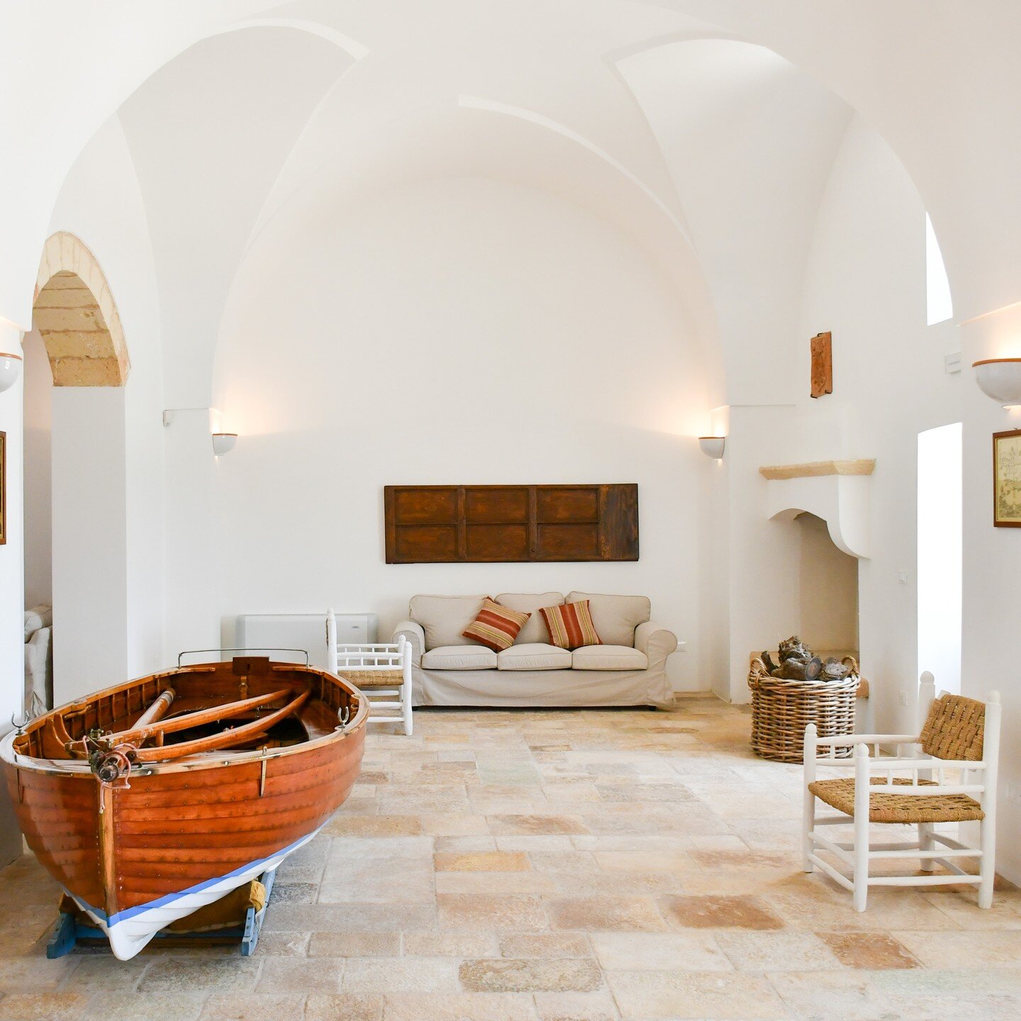 Masseria Samali risplende di nuova vita dal 2018, grazie a una minuziosa ristrutturazione, durata diversi anni, basata sul rispetto dell'originaria fisionomia, dei materiali costruttivi e dell' articolazione degli spazi interni ed esterni.
Ogni sing