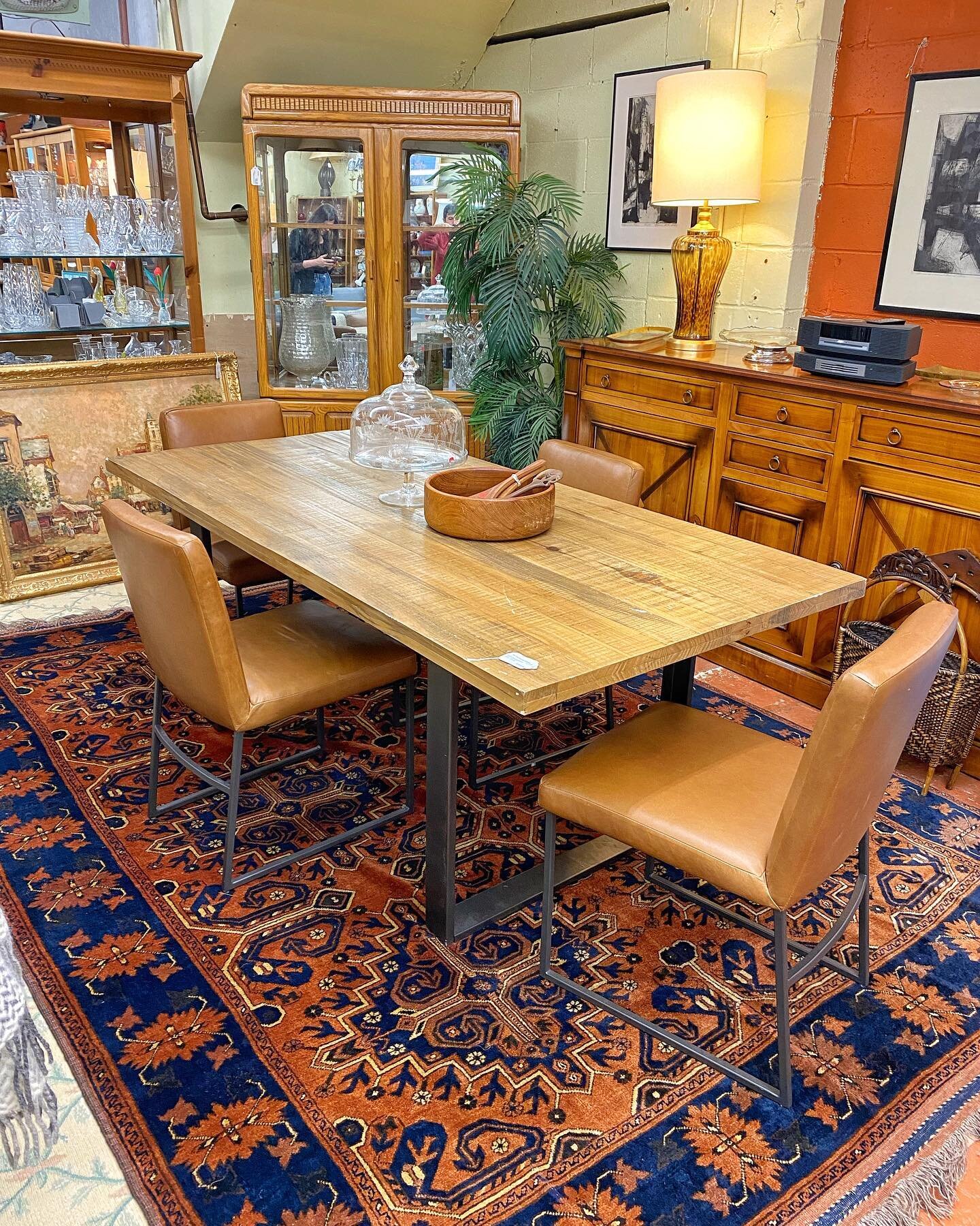 🍽️ @westelm Avery dining table and a magnificent rug to pair 👀 📣 we are here until 5pm for all of your furniture finds and more ☀️
.
.
#diningtable #diningchairs #diningroom #thriftstorefinds #westelm #rugs #rugsofinstagram #rugsforsale #bostonfur