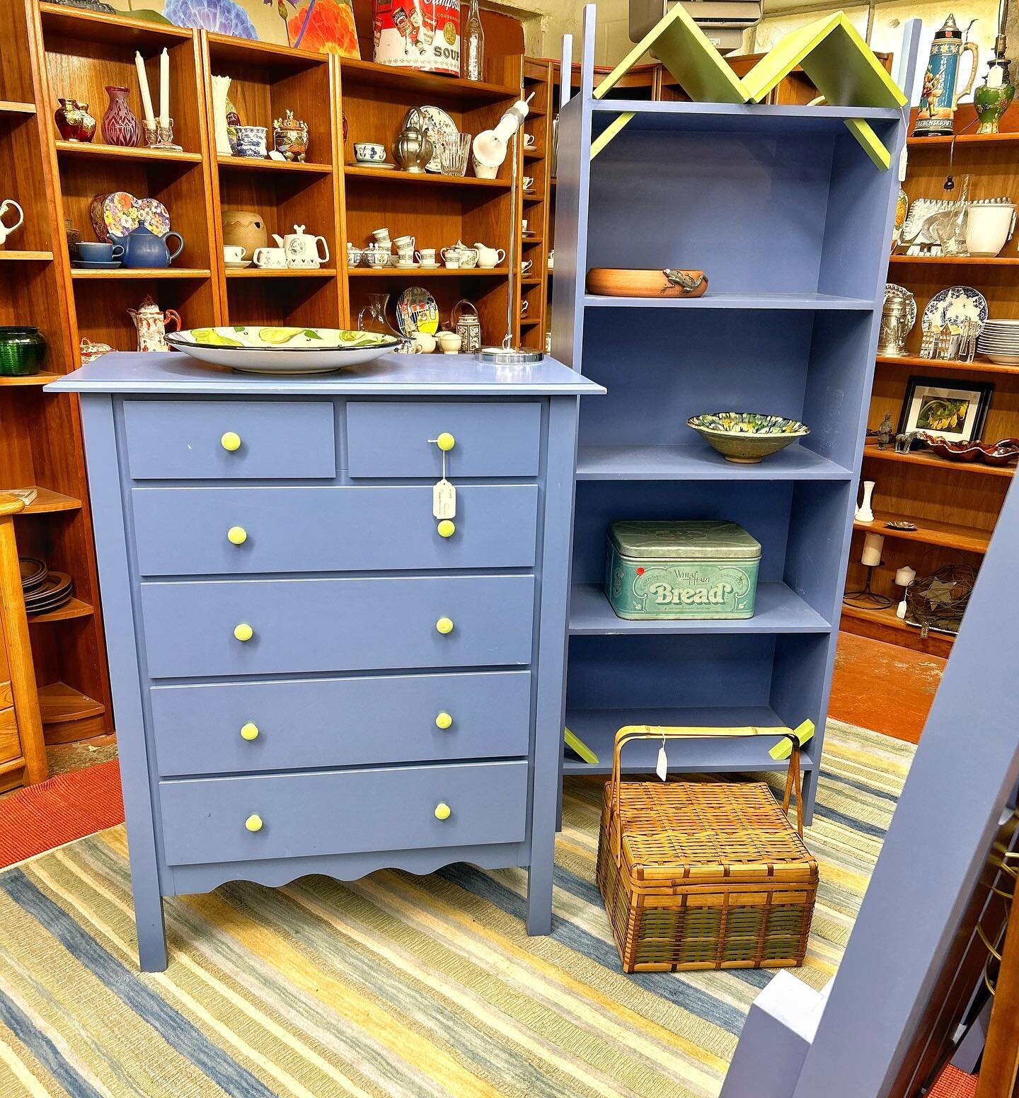 🏡 🪵 Maine Cottage furniture for your cozy, rainy Sunday ☔️ pop of color for your cabin or lake house, too! 📣 we are here from 12-5pm today, stop by 👋 
.
.
#mainecottage #mainecabin #bostonfurniture #bostonhomes #thrifted #thriftedhome #thriftstor