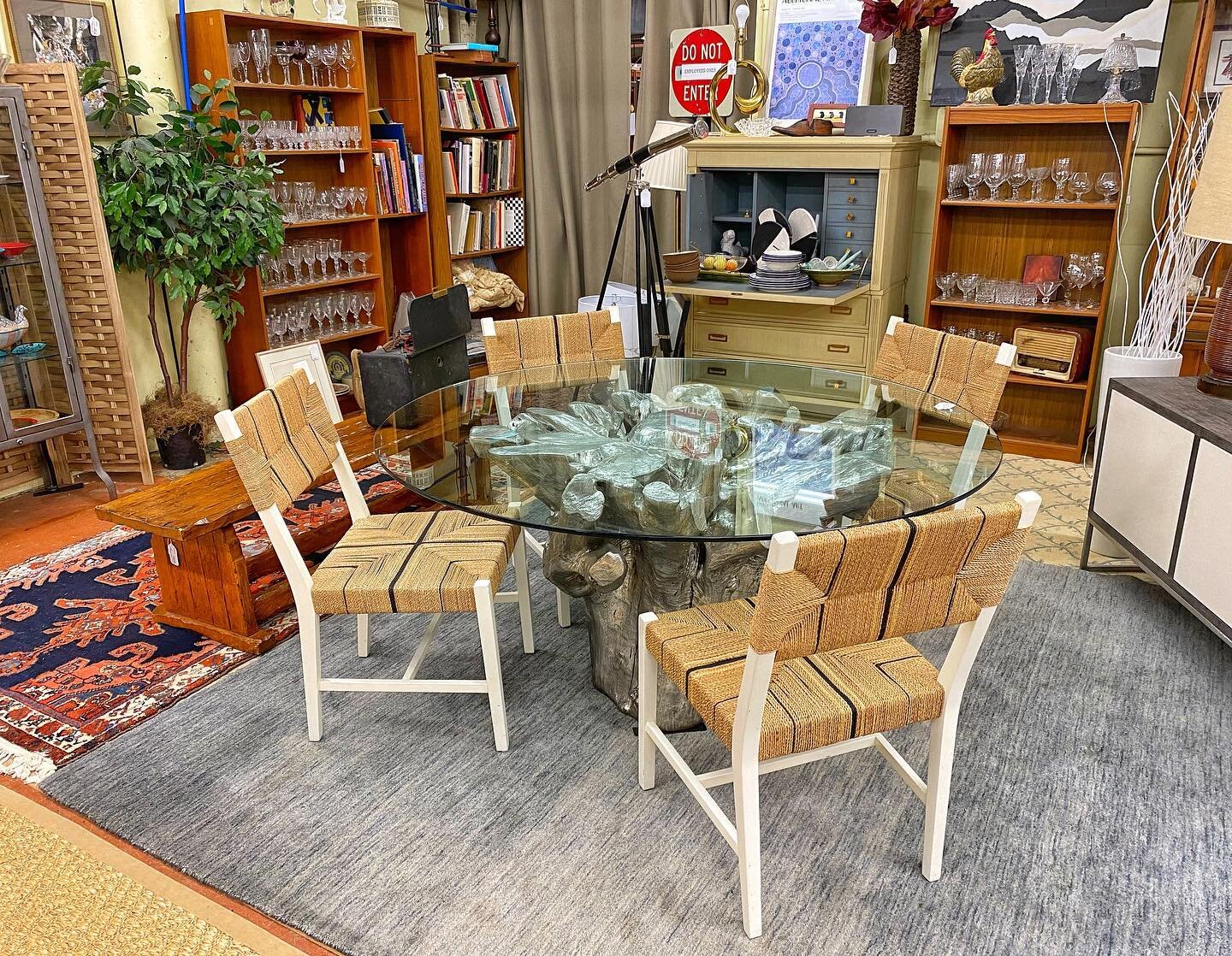 🍽️ it&rsquo;s basically like eating dinner on a tree 🌳👀 @zgallerie Sequoia dining table, @serenaandlily Hughes chairs 🪑 what a start to the week 📣 here until 5pm today ☀️
.
.
#sequoiatrees #serenaandlily #zgallerie #thrifted #thriftstorefinds #d