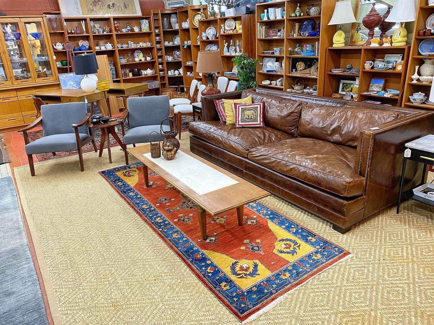 ☀️ You can have the best seats in the house 🏡 Restoration Hardware 7&rsquo; Leather Sofa and lovely velvet side chairs 👏 we&rsquo;re here until 5pm ☀️
.
.
#restorationhardware #leathersofa #livingroom #livingroomideas #livingroomstyle #bostonfurnit