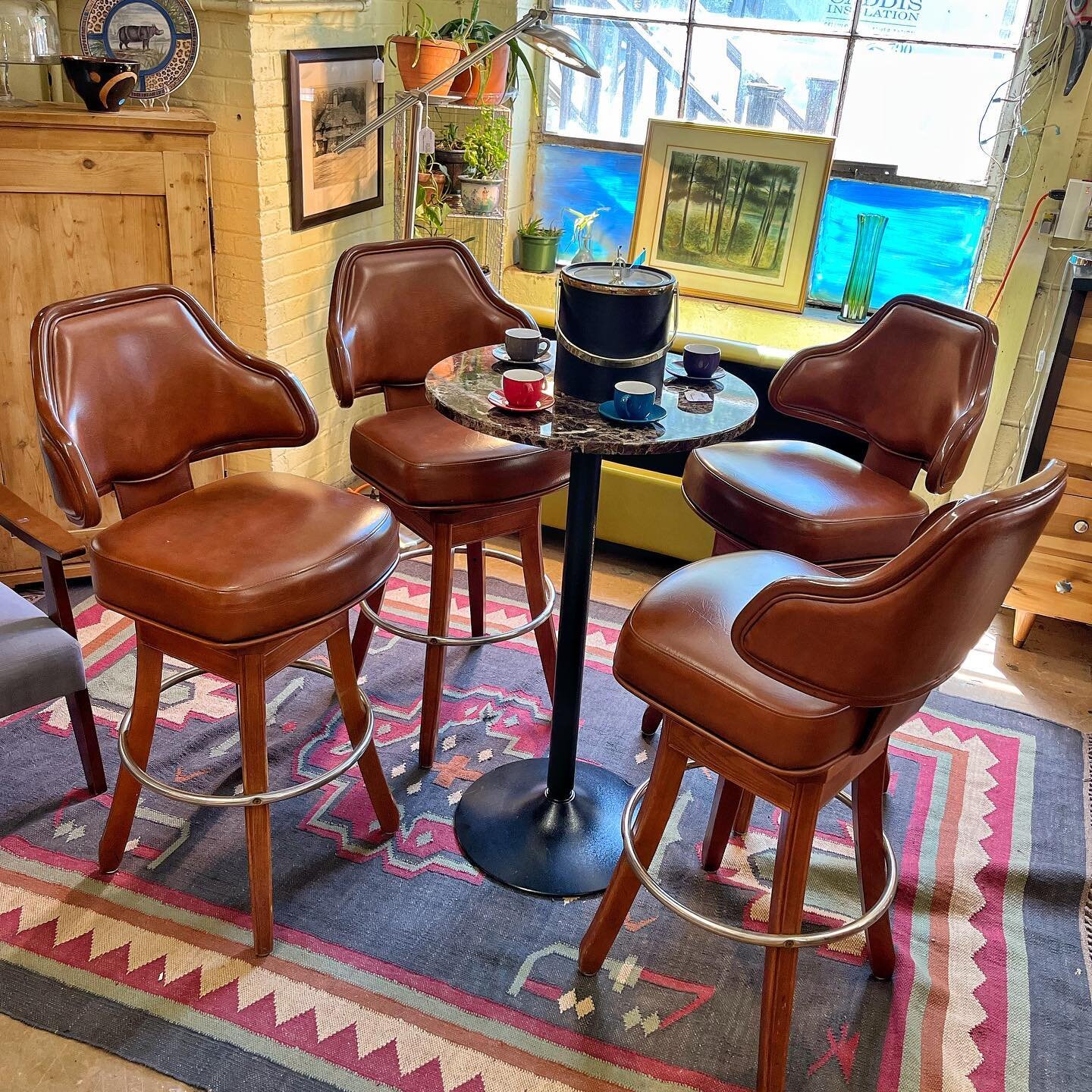 📣 the only thing missing is a beautiful arrangement of snacks for the the Celtics tonight 🏀 we are here until 5pm 🥳
.
.
#hightop #thriftstorefinds #thrifted #bostonfurniture #leatherstool #barstools #hightoptable #thriftedhome