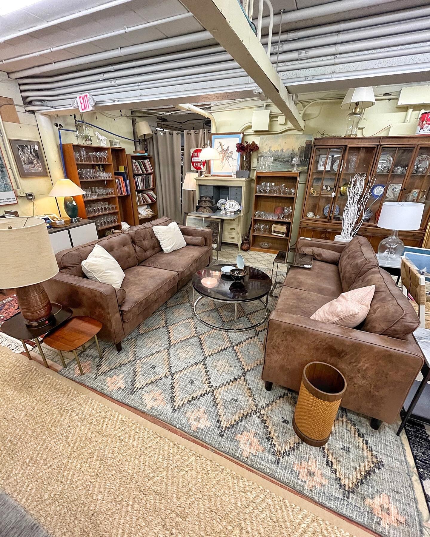 🛋️ double the fun with matching sofas 👏 @cb2 coffee table, &amp; more ➡️ here from 12-5pm today and tomorrow 🥳
.
.
#cb2 #sofa #couches #massachusetts_igers #bostonfurniture #bostonthrift #newenglandhome #thriftstorefinds #rugsofinstagram #thrifted