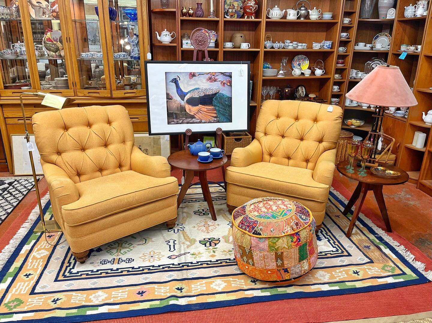 👏👏 twice as nice with 2️⃣ @ethanallen arm chairs! We&rsquo;re here until 5pm, come on in 😎
.
.
#armchair #armchairdesign #ethanallen #armchairs #thriftstorefinds #thriftedhome #livingroom #livingroomdesign #livingroomstyle #peacock #bostoninterior