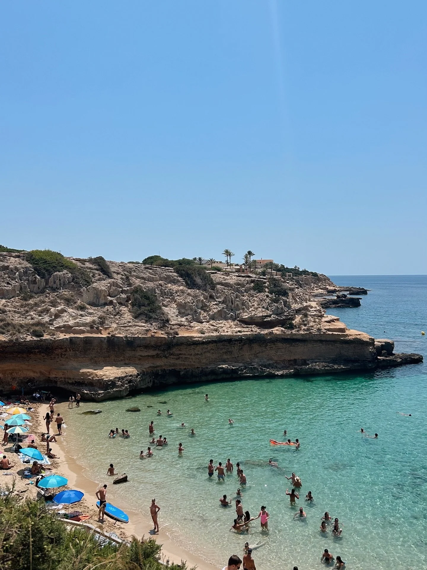 Take me back to island life 🏝️🌞 
.
.
.
#beachday #beautifulcuisines  #espa&ntilde;a #formentera #ibiza #interiordesign #hospitality #lesbiancouple #lgbttravel #islandvibes #mediterranean #mytinyatlas #ibizaoldtown #theprettycities #passionpassort #