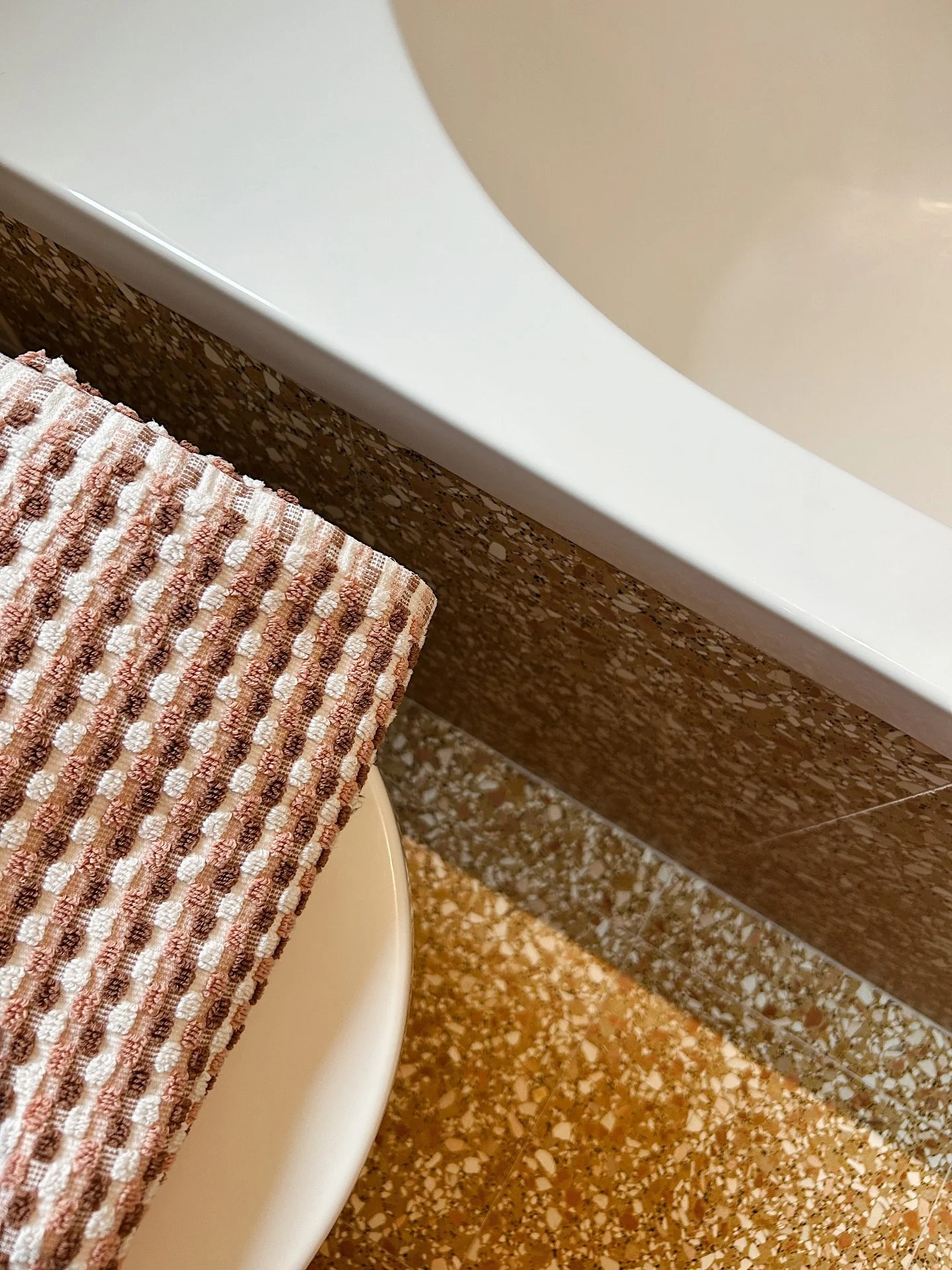 Renovation diaries: The Bathroom + Loo 🛁🌼🦩 The next rooms completed were our little family bathroom and downstairs loo. We stripped both back, replanning pipework and utilising what we had, to create two golden spaces that glow when the sun rises 