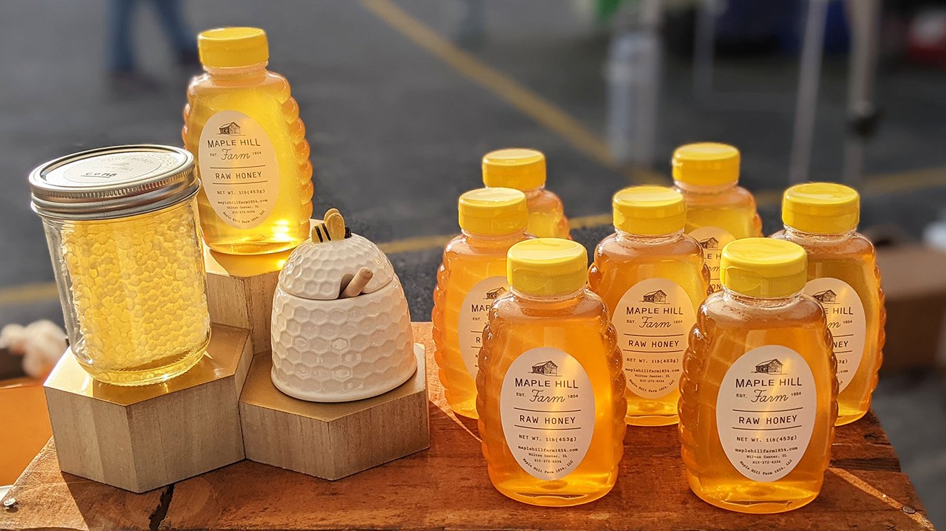 MapleHillFarm-Honey-Display-at-Market-sized.jpg