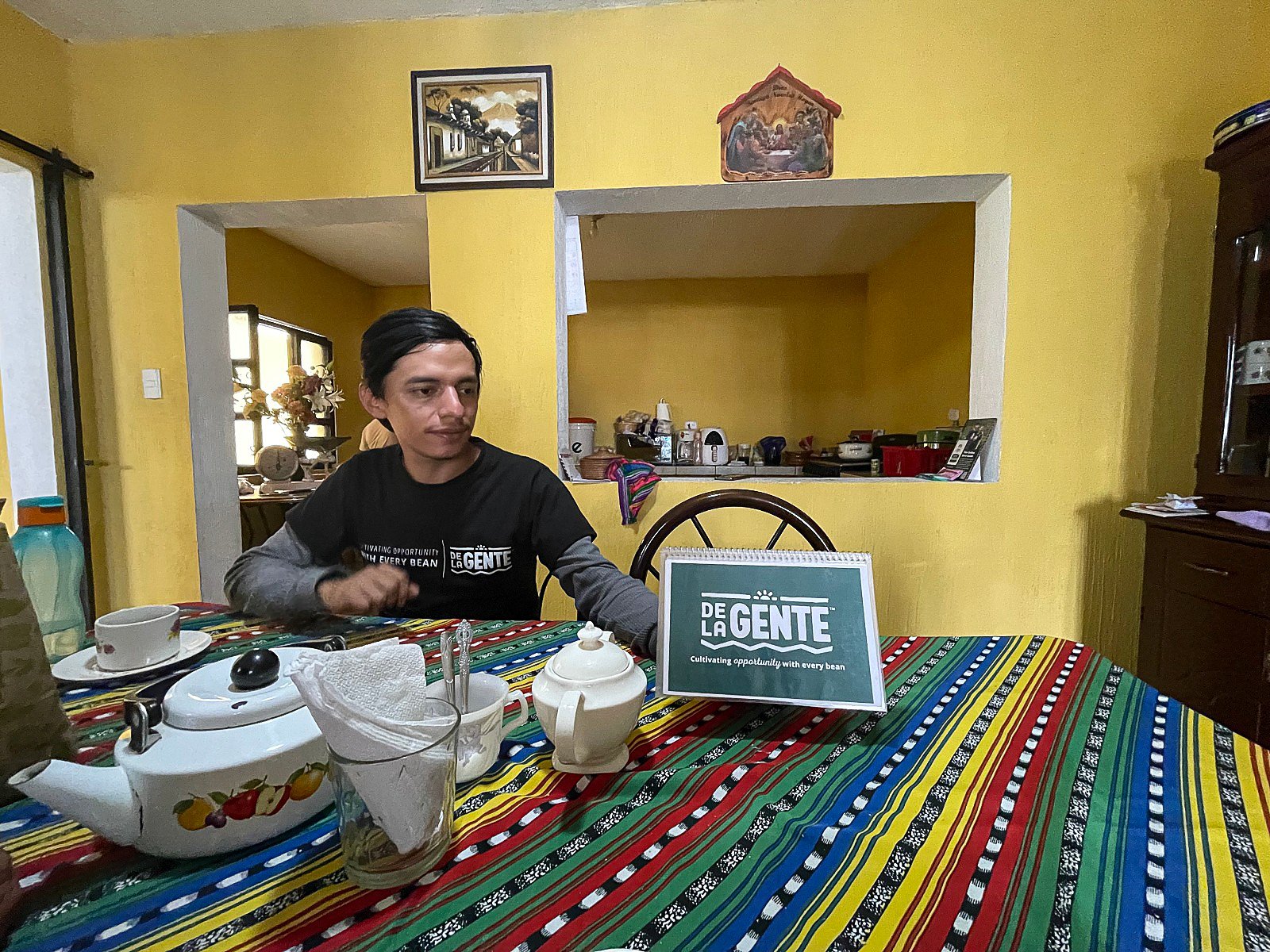 Sharing a meal with a coffee farmer | de la gente tour