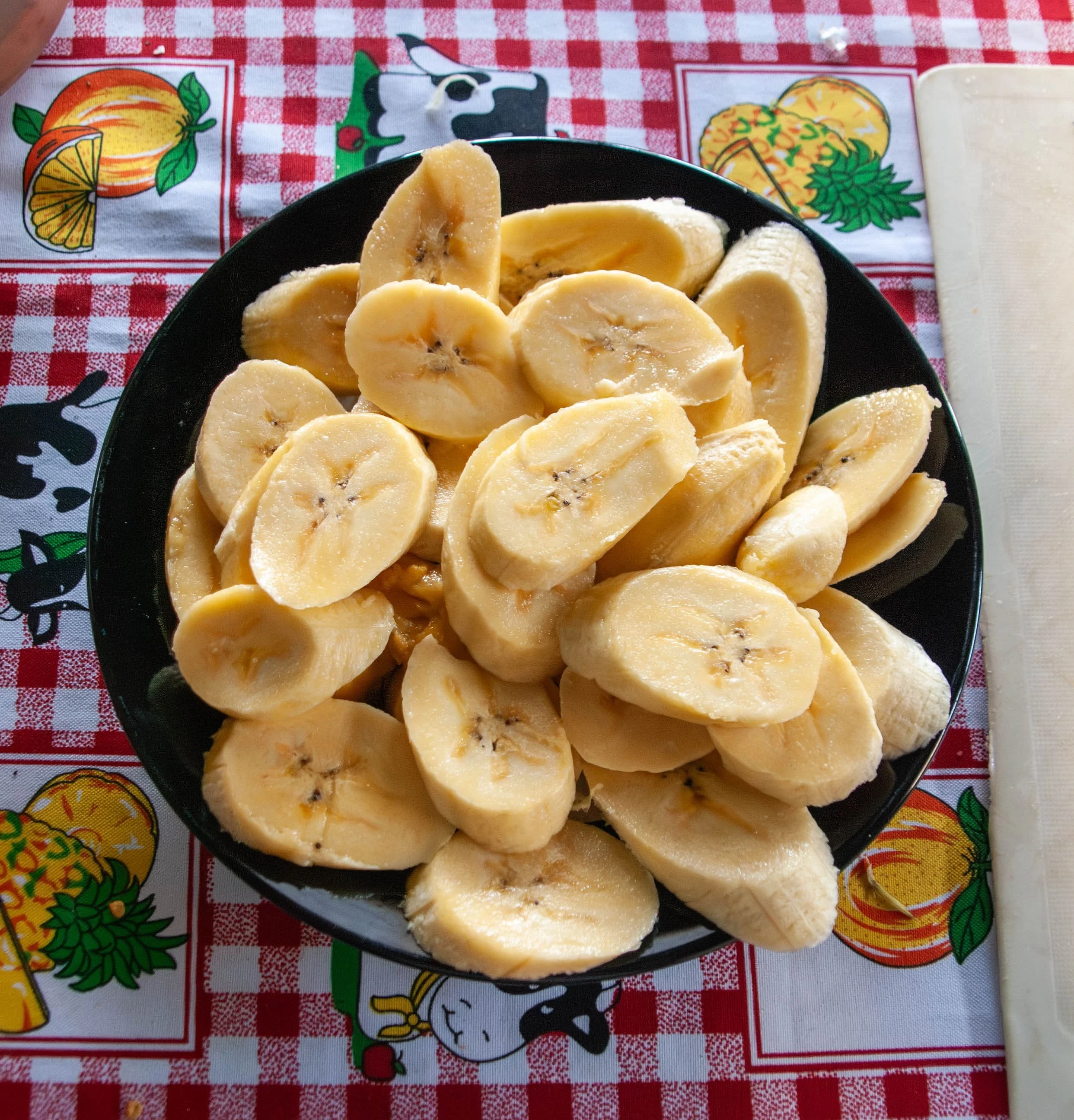 Plátanos cortados para preparar mole guatemalteco durante una clase de cocina en Antigua