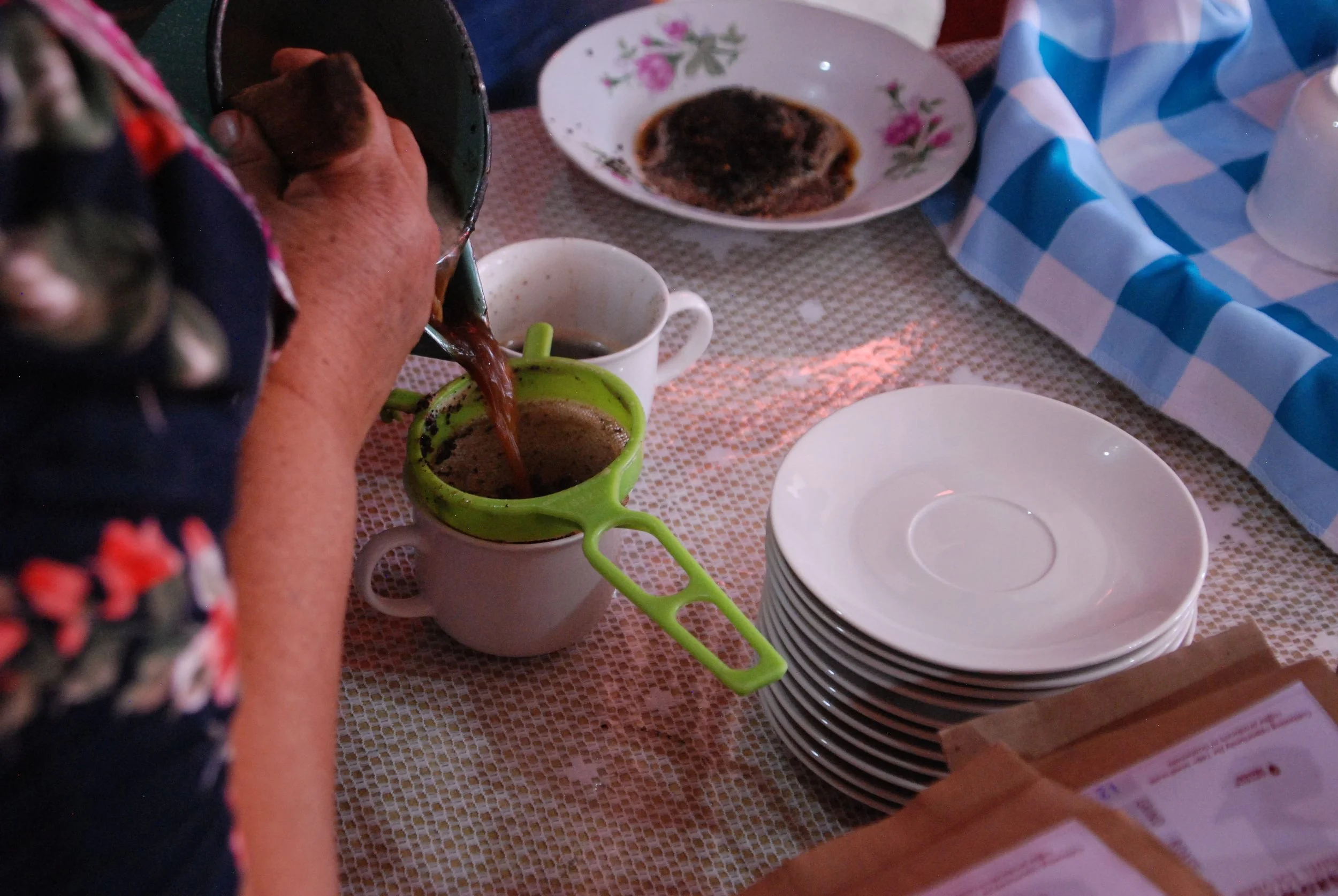 Cooking instructor puring coffee during an Antigua day trip by De La Gente