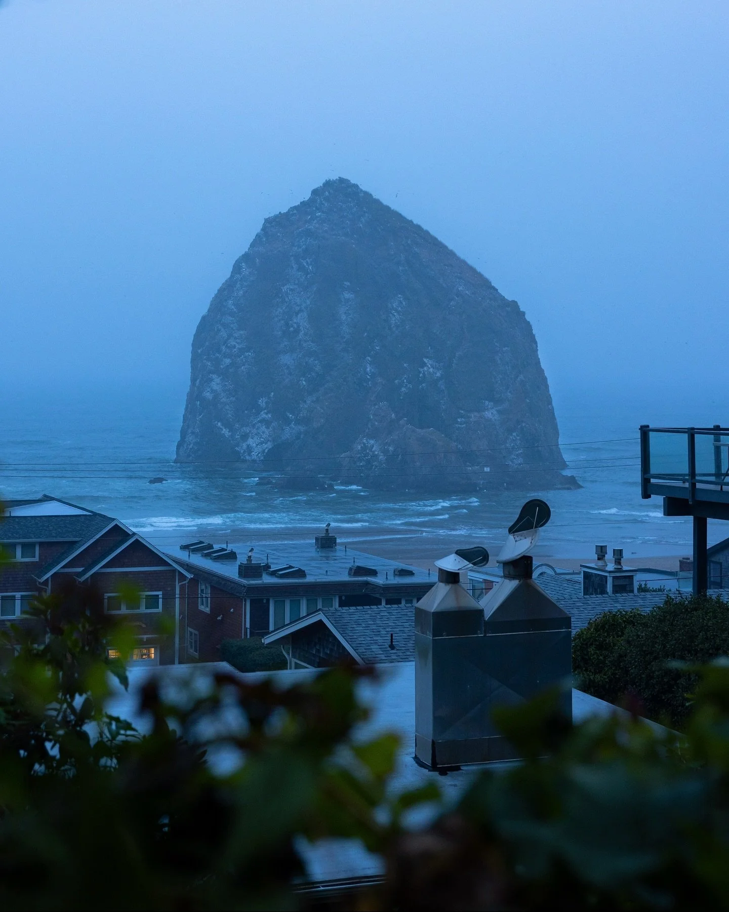 Quiet at blue hour // Something shifts when blue hour settles in 🌊 

We arrived with subtle tones at Cannon Beach - To leave with softened deep blues, a sea turned to shadow, and a feel of an endless horizon. It&rsquo;s the kind of quiet that makes 