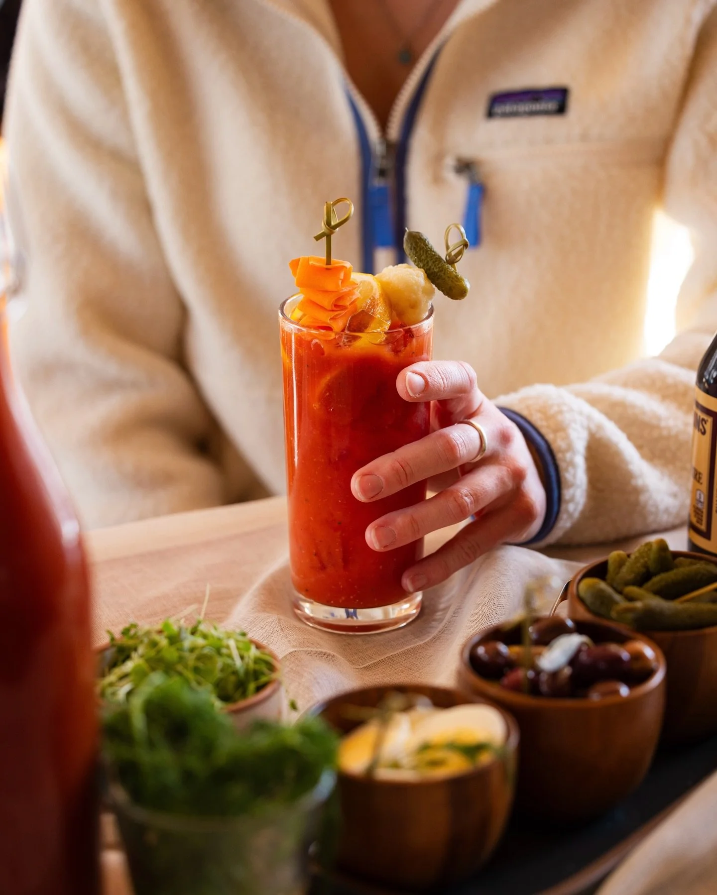 A snowy escape // Snow outside, Bloody Mary inside. ❄️🍅

A cozy Catskills apr&egrave;s moment at @eastwindhotels after a day in the mountains.