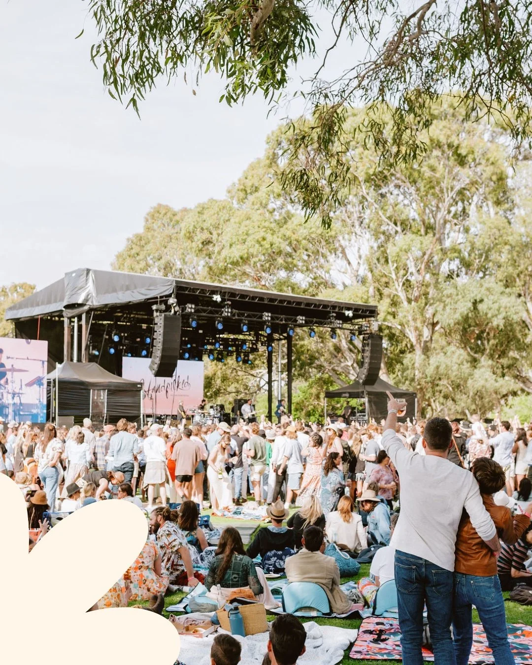 📶 HOW TO STAY CONNECTED AT HANDPICKED: We love the countryside&hellip; but your phone might not. 😉 Mobile service and internet can get super patchy at the festival - it always does!

So please plan ahead before you hit the road:
✅ Download or scree