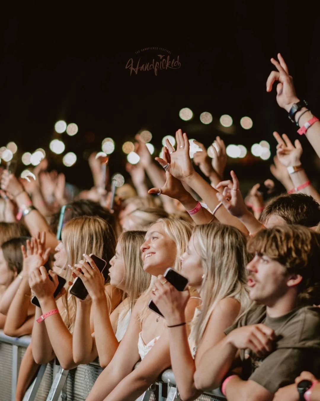 Hot beats, cool nights. The forecast is predicting a chilly one, so please dress warm and don&rsquo;t forget a jacket for after dark &mdash; the Handpicked magic lasts well after sunset 💃🧥 

#PackWarm #HandpickedFestival