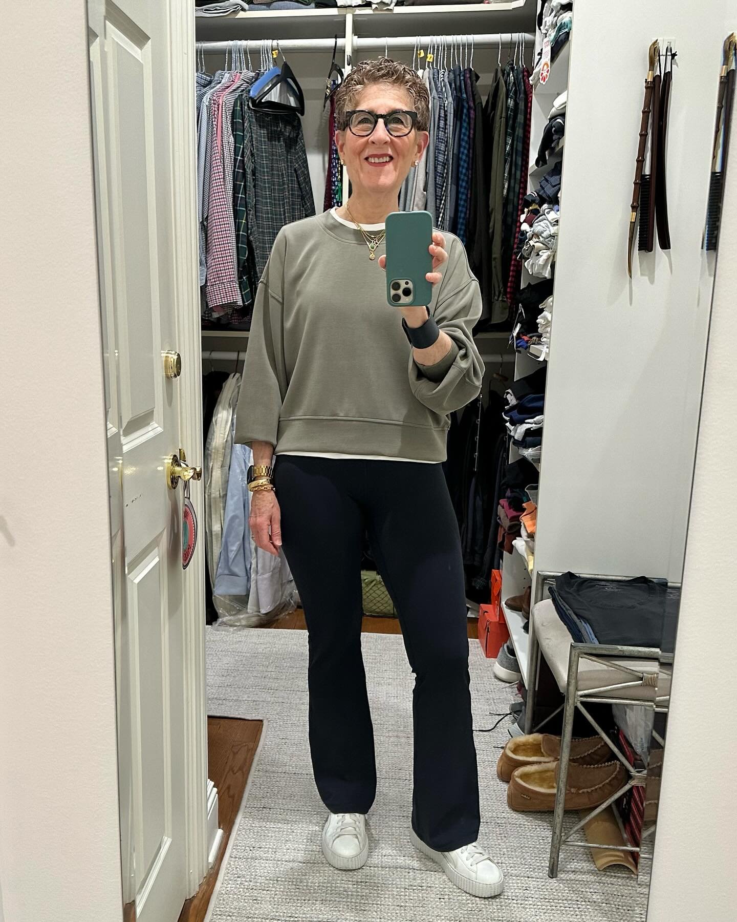 It&rsquo;s a PT day today so of course leggings and a sweatshirt are called for. But you know me. I have to find a way to elevate! So the first step was to choose a color palette for a sunny spring day. I chose olive green/white/navy blue The sweatsh
