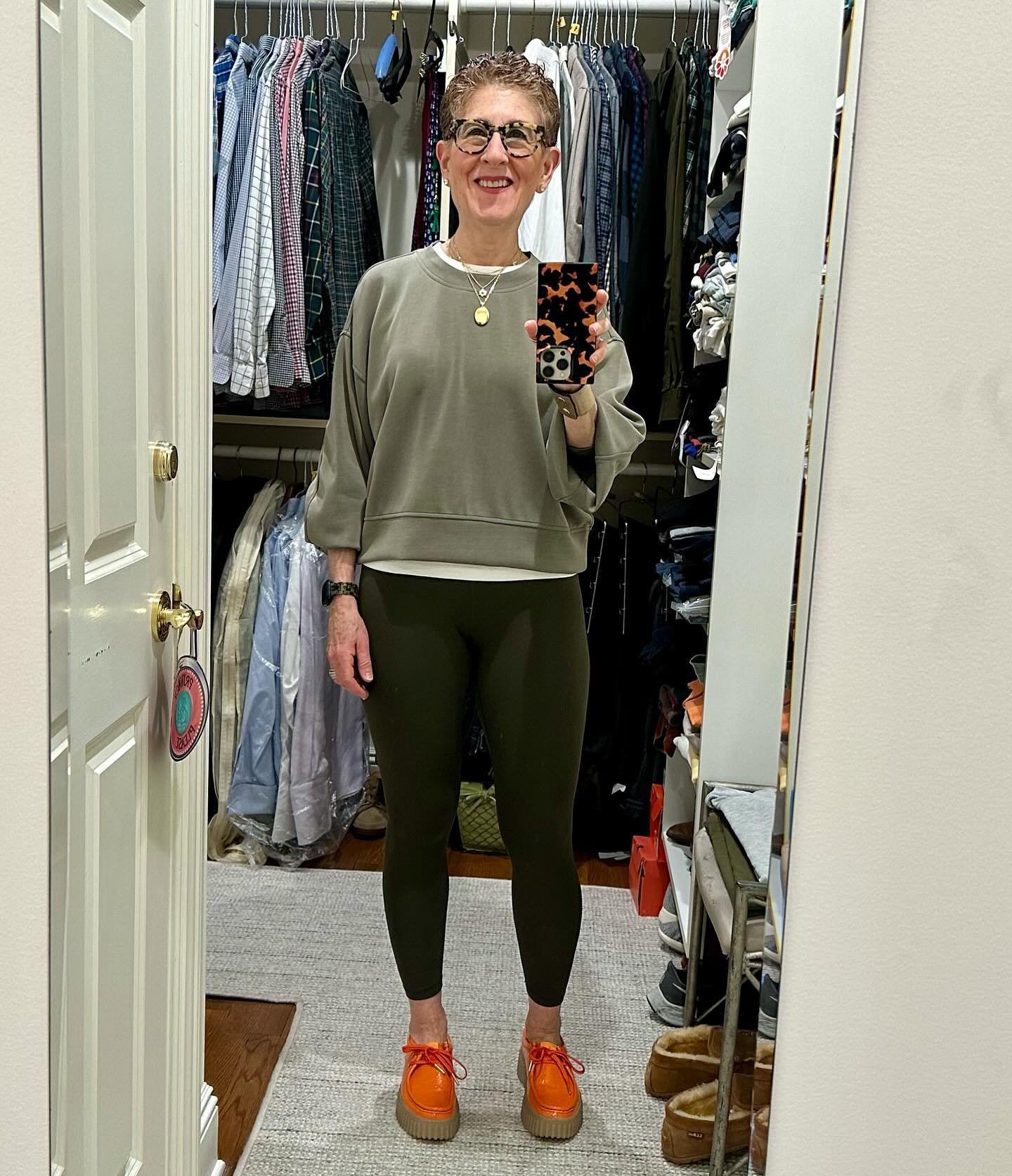Another PT day. Another day to wear my orange shoes! This time with a column of olive green&hellip;and a pop of white at the neckline and the hemline of my Amazon (elevated) cropped sweatshirt from Ododos. A touch of gold jewelry to brighten up the l