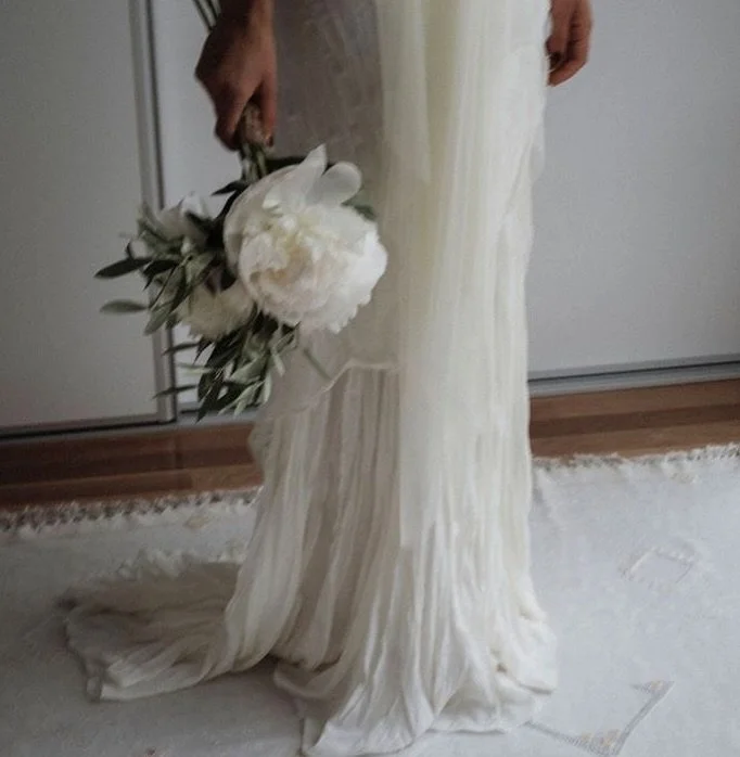 We have been treating so many brides at the moment. It is honestly the most special and rewarding feeling seeing my beautiful clients so confident in their smiles on their wedding day.  A white smile really makes such a difference! ⁣
⁣⁣
⁣We recommend