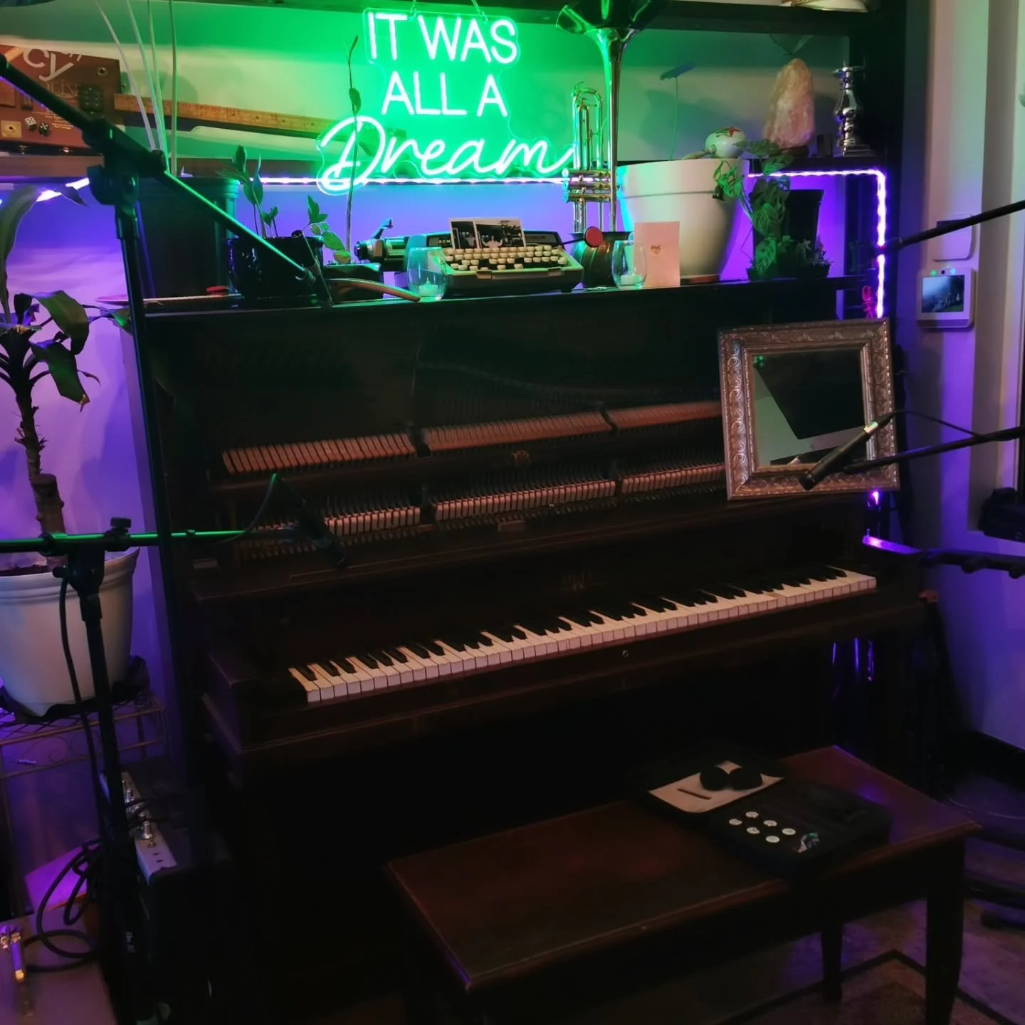 Had a blast recording with @emileemurena @colechilton @chelseylueke with the help of Andrew!! Special thanks to @frequencysound528 for having us in your beautiful space! So much talent and awesomeness in one day!! Truly grateful 🥹🙌✨️ 

📸 @chelseyl