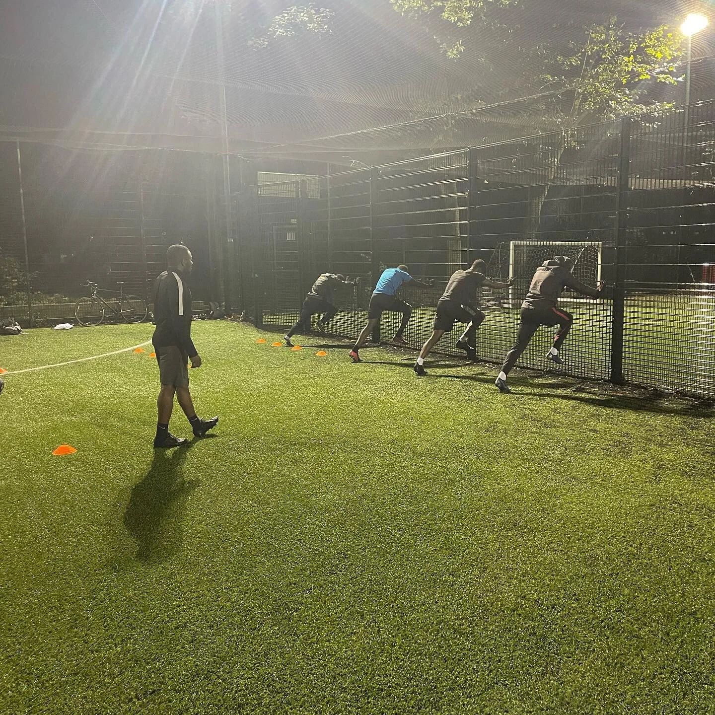 ⚡️Speed under the lights 💡

#speed #gamespeed #football #londonfootball #athleticdevelopment #strengthandconditioning #power #acceleration #postures #tennytaiwosports