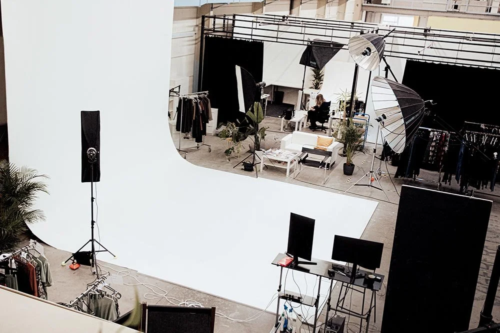 Man sieht die Räumlichkeiten des Erfurter Fotostudios primeART Studios von oben mit Hohlkehle und Studiotechnik