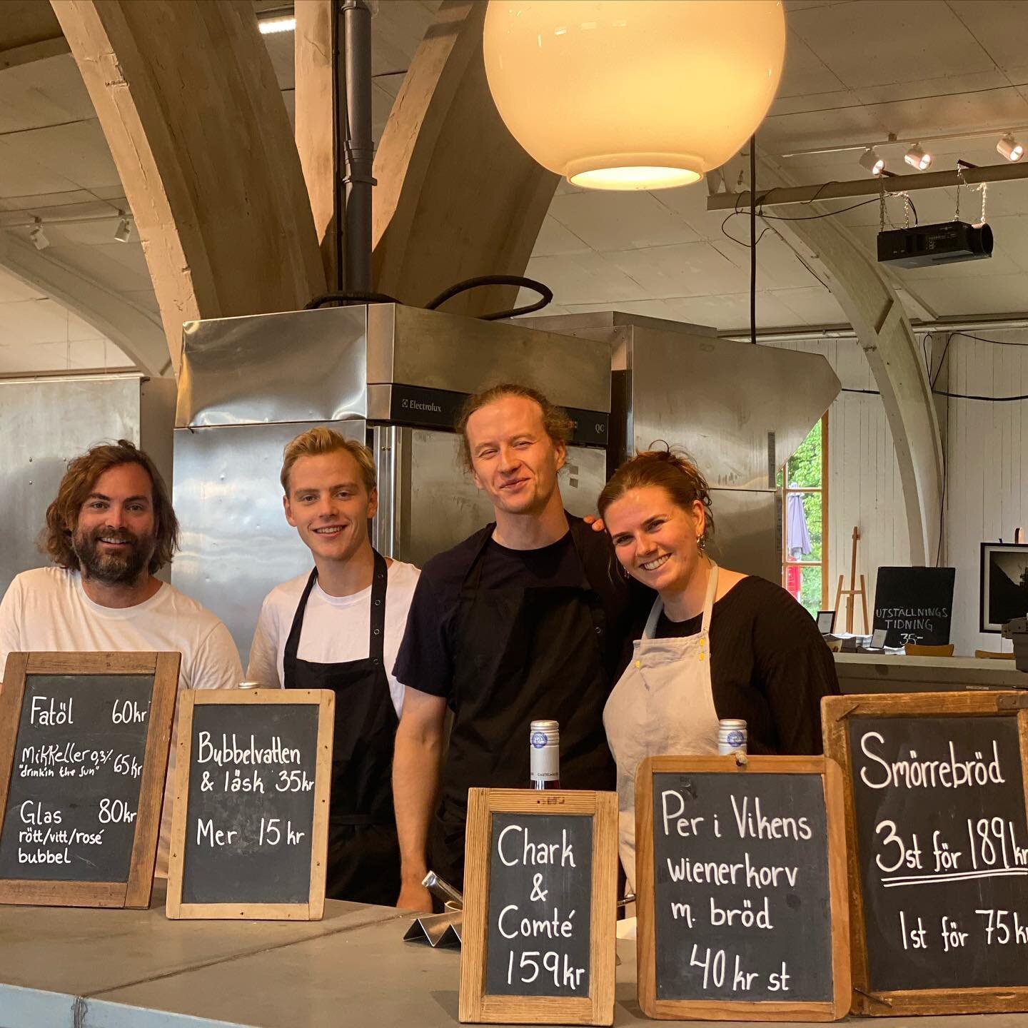 Bl&aring;Hallen spricker av stolthet &ouml;ver dessa hj&auml;ltar. Aldrig f&ouml;rr har Bl&aring;Hallen mottagit s&aring; mycket ber&ouml;m &ouml;ver maten! 
Sm&ouml;rrebr&ouml;d, fat&ouml;l o nubbe precis som Bl&aring;Hallen vill ha det. Chark, ost 