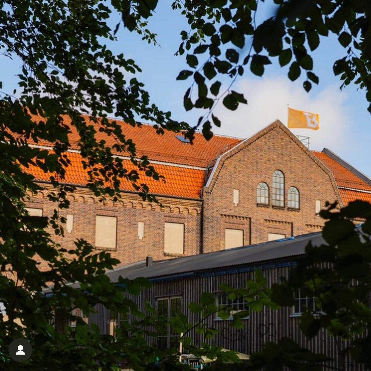 Lite chockade, lite &ouml;verrumplade och lite &ouml;verv&auml;ldigade av all uppm&auml;rksamhet sv&auml;var Bl&aring; Hallen fortfarande i det bl&aring; efter sommarens brak-succ&eacute;.

Det finns s&aring; mycket Bl&aring; Hallen vill s&auml;ga, d