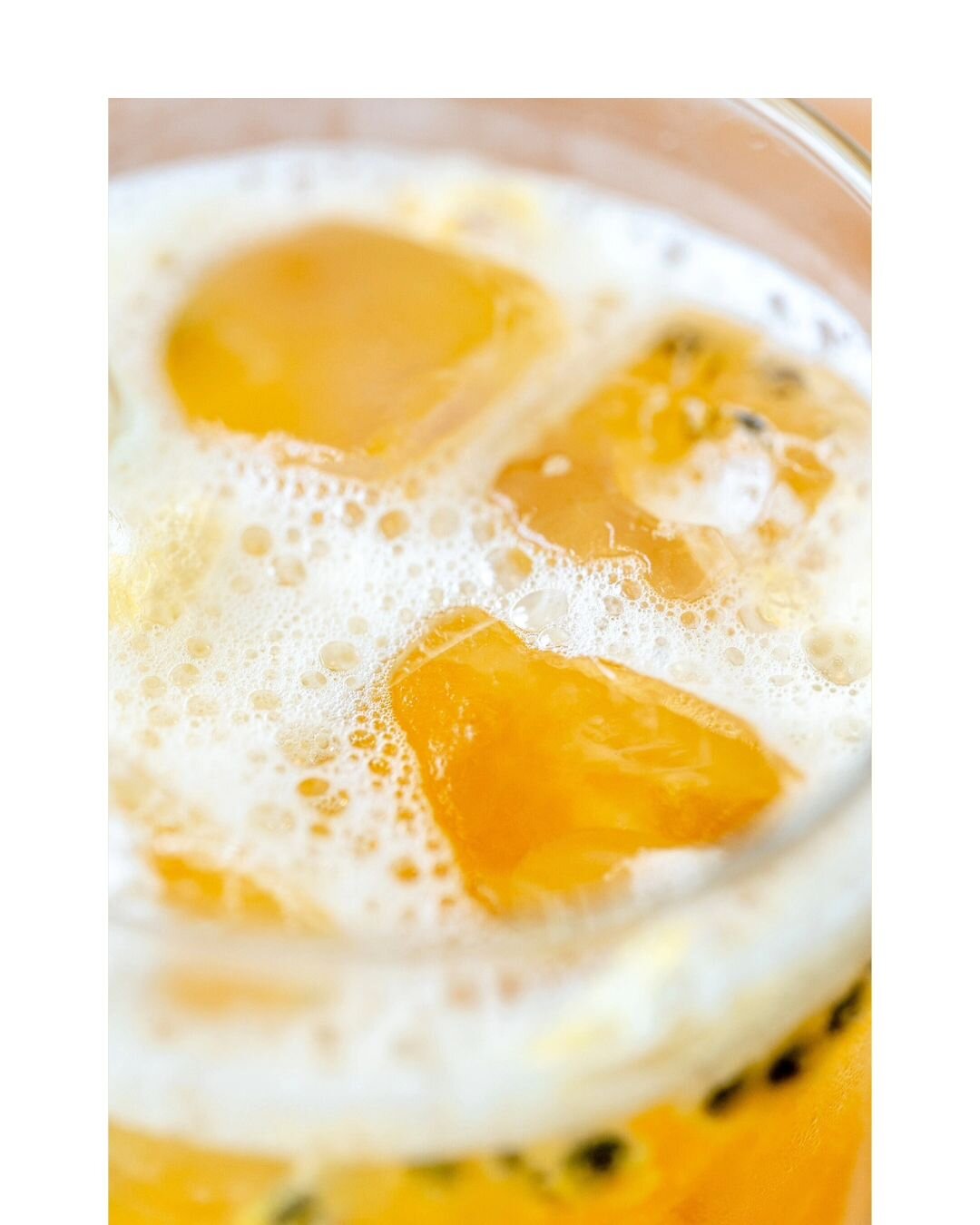 Vier het zonnige weekend ☀️

Deze ijsthee met passievrucht, citroen siroop en oolong thee is echt zomer in een glas. Behalve dan dat het ijskoud is in plaats van warm.

#zomerdrankje #restaurantfotografie