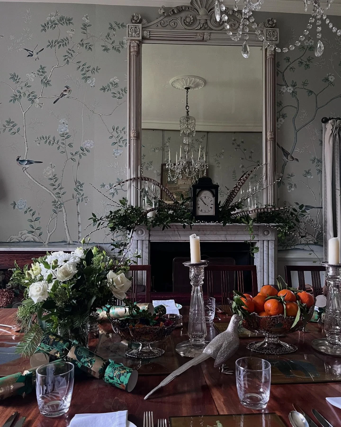 Christmas at home, before it all got messy! Still feeling so honoured to have my house featured in the current issue of @houseandgardenuk. Huge thanks to @robertkime and @degournay for this spectacular room which gives so much joy, particularly at th