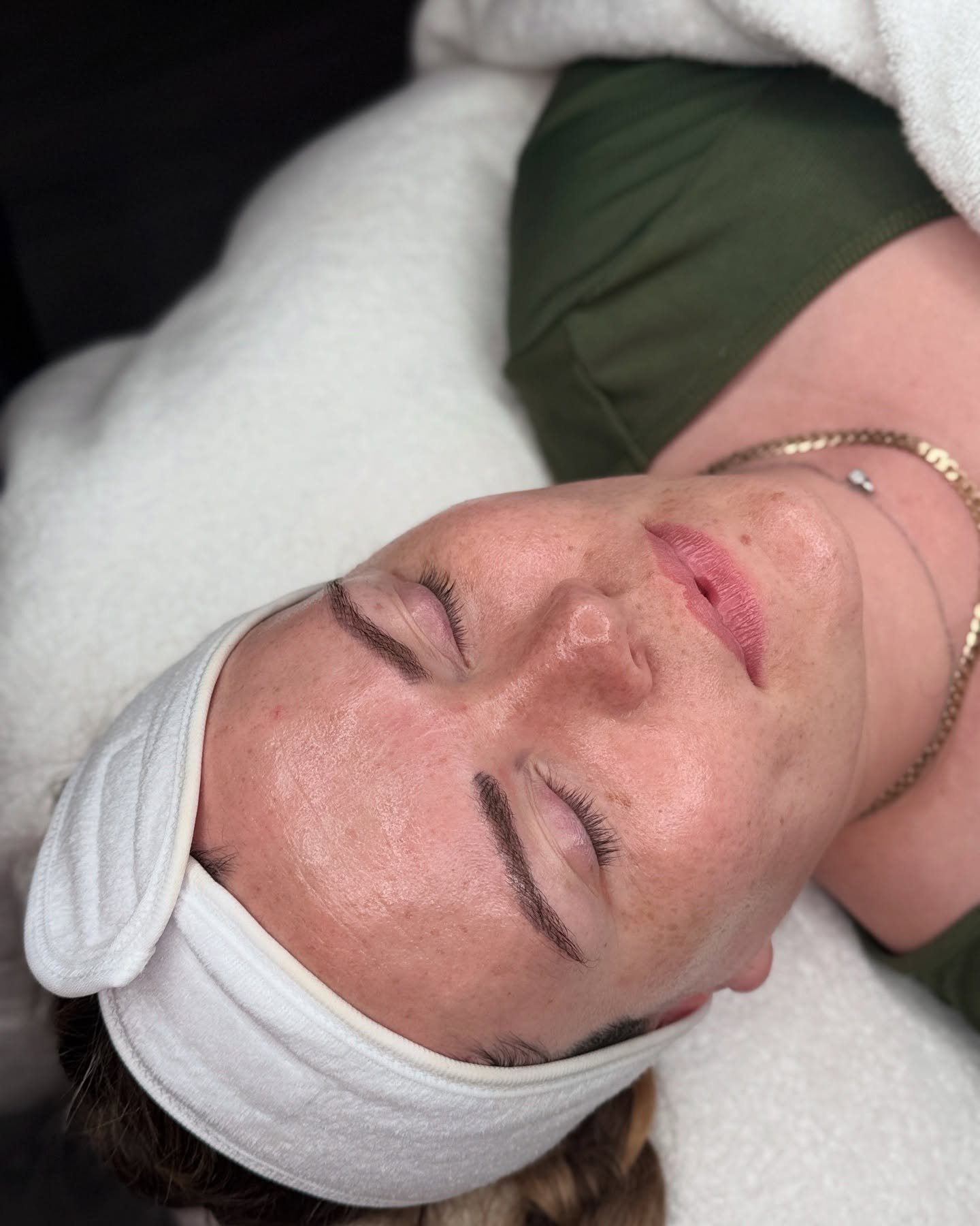 Amazing results for @flawless_by_kimberleyelliot 😍🧊🧼

What does this facial help with? 

✨Reduces redness
✨Gives immediate results
✨Improves dull skin
✨Leaves the skin luminous
✨Leaves you fully relaxed and glowing
✨Buffs away dead skin cells 
✨Va