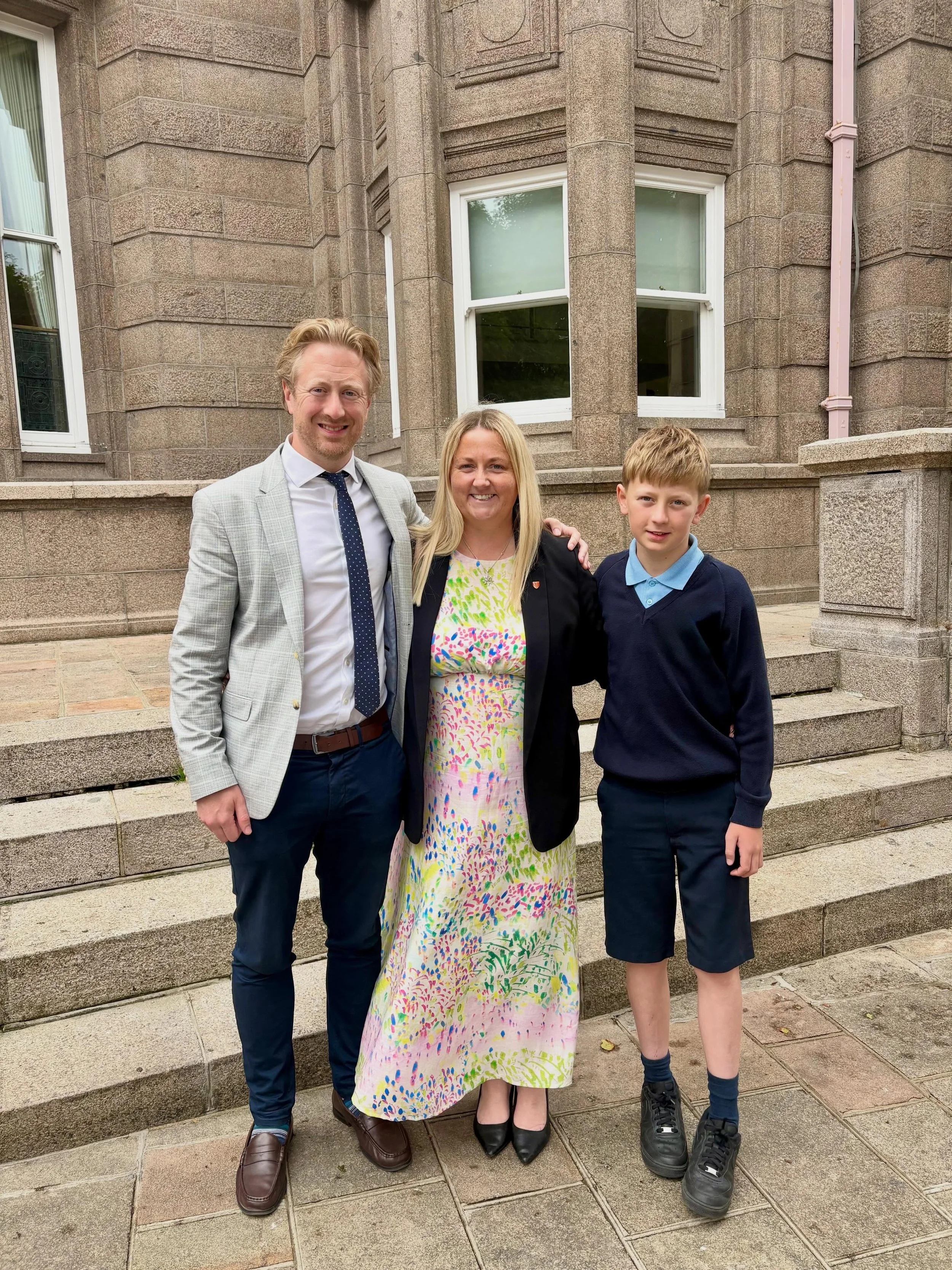 It was an honour to today be officially sworn in as Deputy for my second term of office. 

Supported by my husband and oldest son, and surrounded by colleagues old and new, it was a special moment which I will treasure.