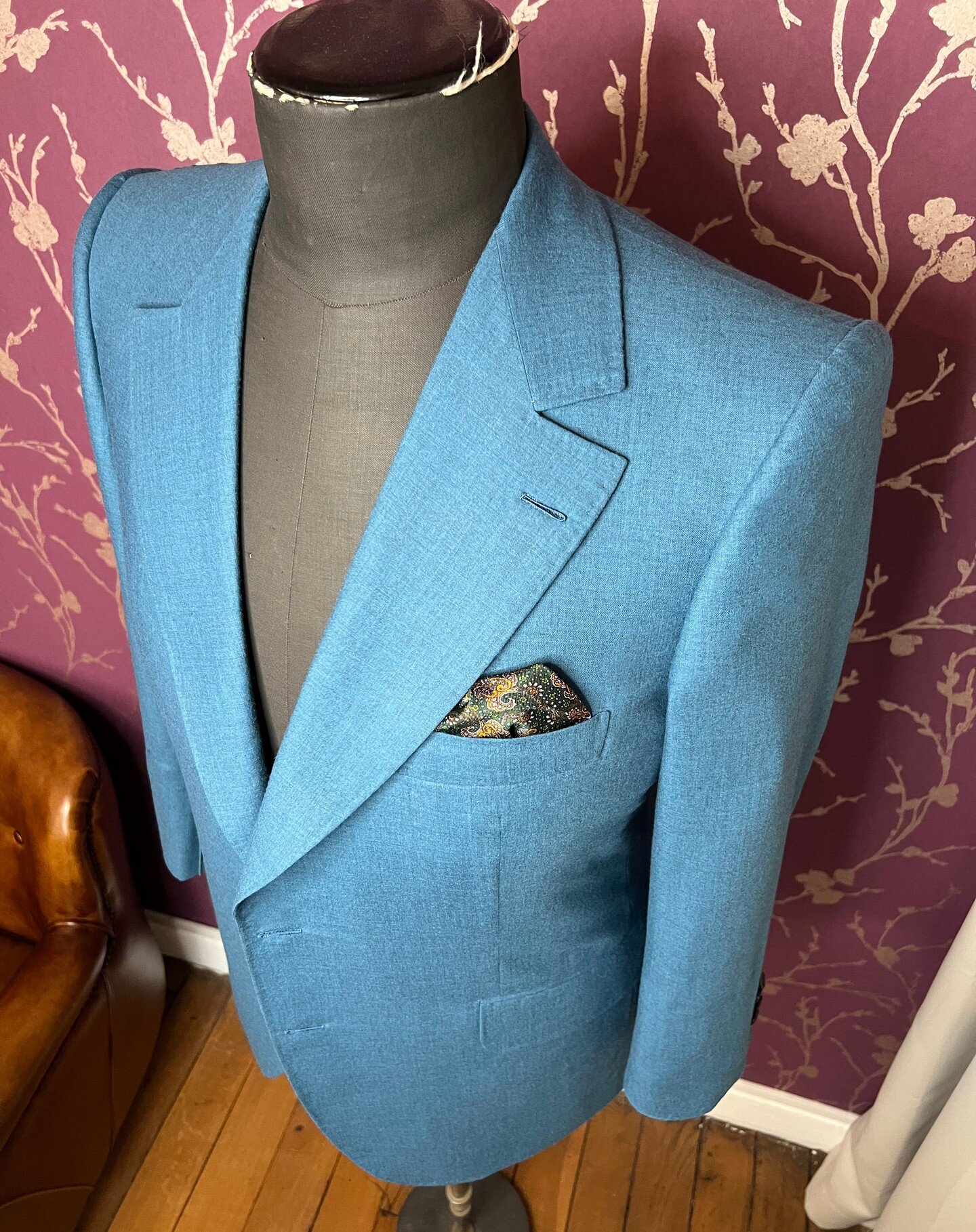 Ready for delivery, great jacket with a challenging lightweight 100% cashmere Piacenza fabric: 180g!
.
.
.
.
.
#bespoke #menstyle #fashion #paris #mensfashion #tailoring #luxury #couture #sartorial #handmade #dandy