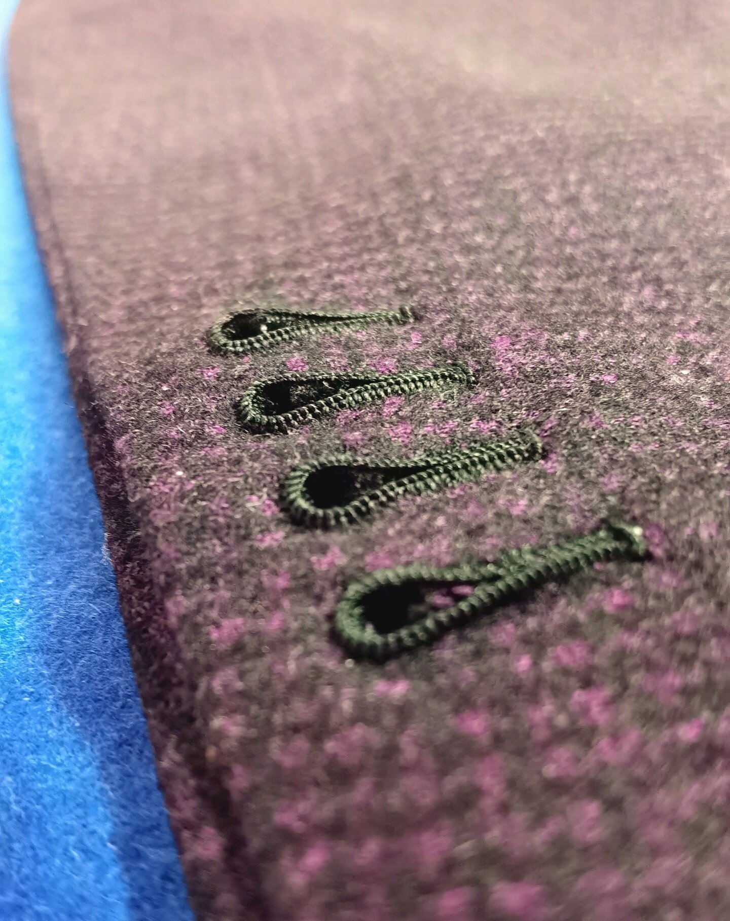 The final touch: the handmade buttonholes!
.
.
.
.
.
#bespoke #menstyle #fashion #paris #mensfashion #tailoring #luxury #couture #sartorial #handmade #dandy