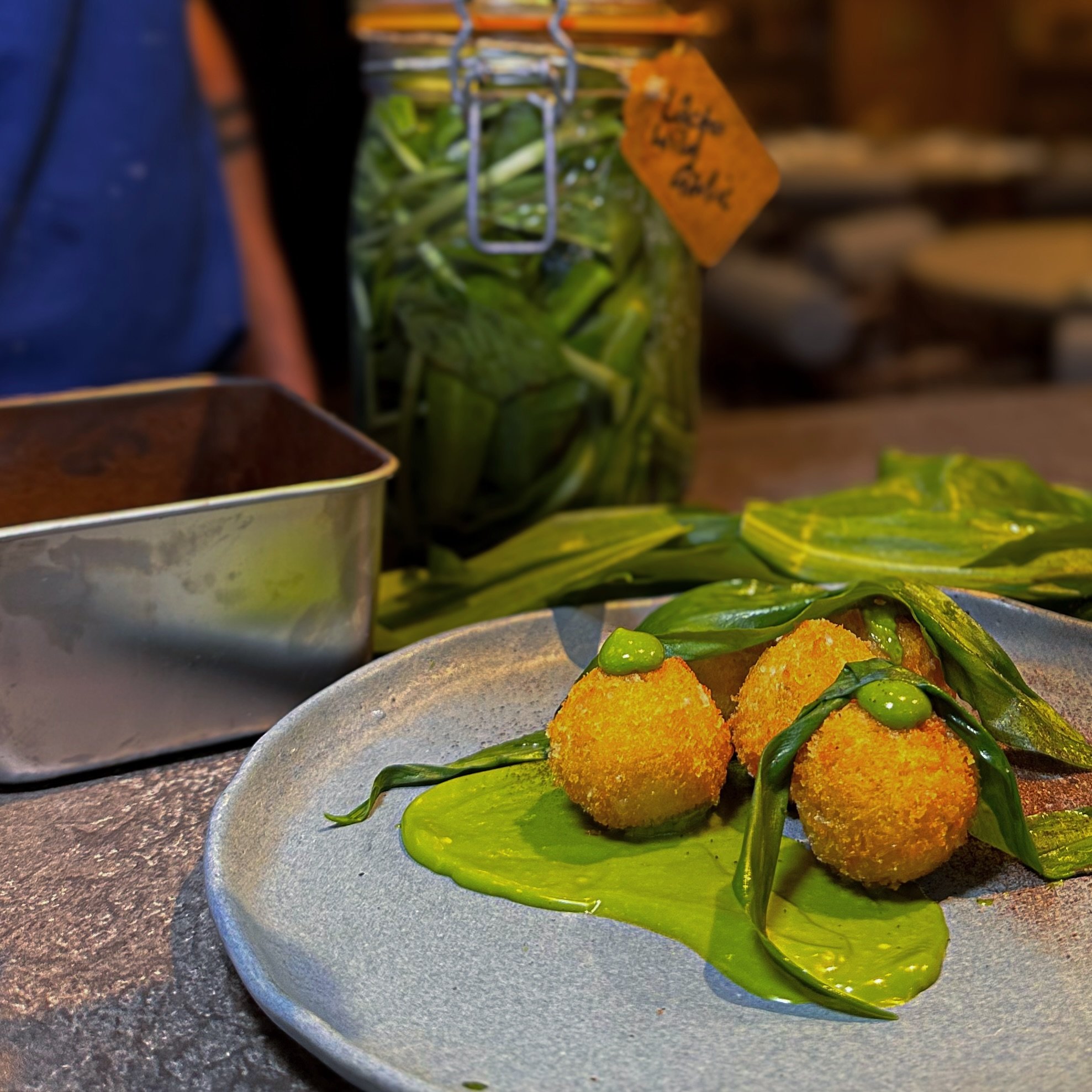 BREADED SOMERSET BRIE | WILD GARLIC EMULSION | ONION ASH

#brie #somersetbrie #liverpoolrestaurants #liverpoolrestaurant #liverpoolfood #liverpoolfoodanddrink #michelinguidefood #michelinguideuk #restaurantfood #northwestrestaurants #restaurantguide 