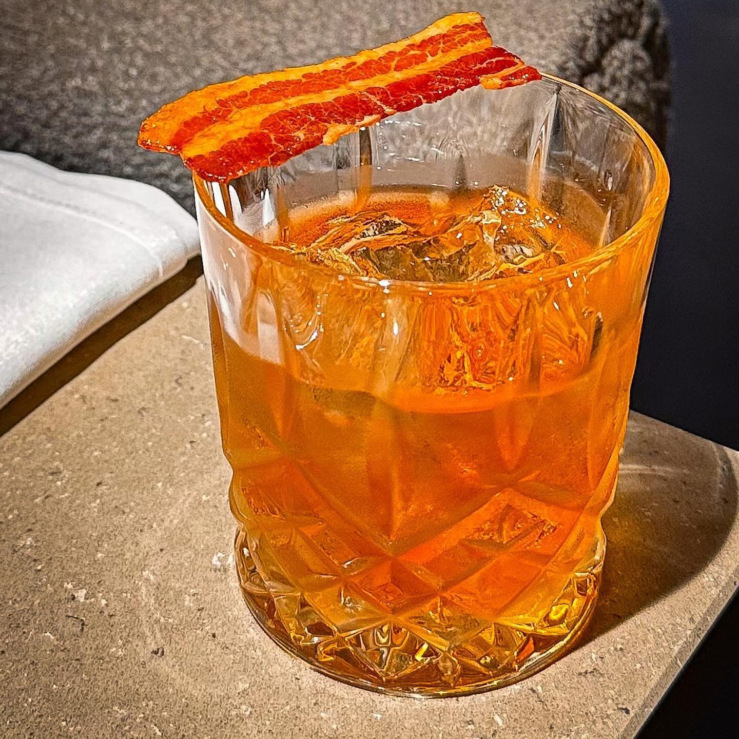 &ldquo;What&rsquo;s better than an old fashioned?&hellip;

The English Breakfast old fashioned!
 
Bacon fat washed Silkie whiskey | earl grey syrup | candied bacon

#oldfashionedcocktail #breakfastoldfashioned #whiskey  #whiskeylover #candiedbacon #o