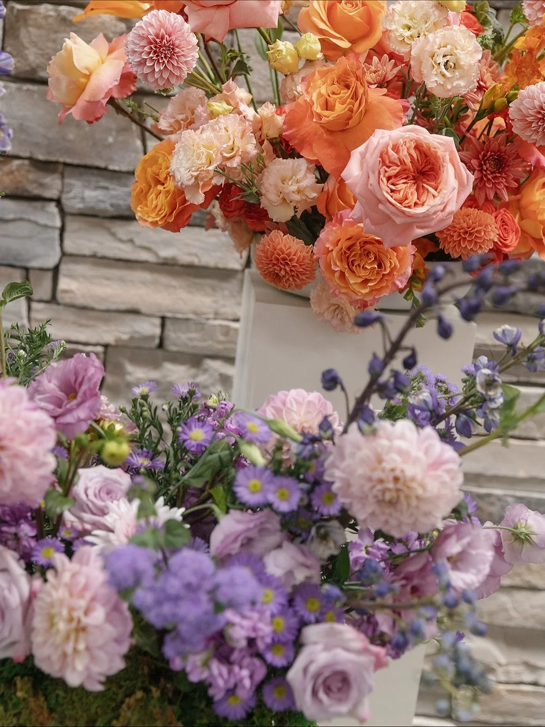 Celebrating with color! āØ
Lighting up the room with bright hues is a sure way to make a big impact for your ceremony or reception. Choosing colors for your big day can be a tad overwhelming to some. That’s why we tell our couples to try not to