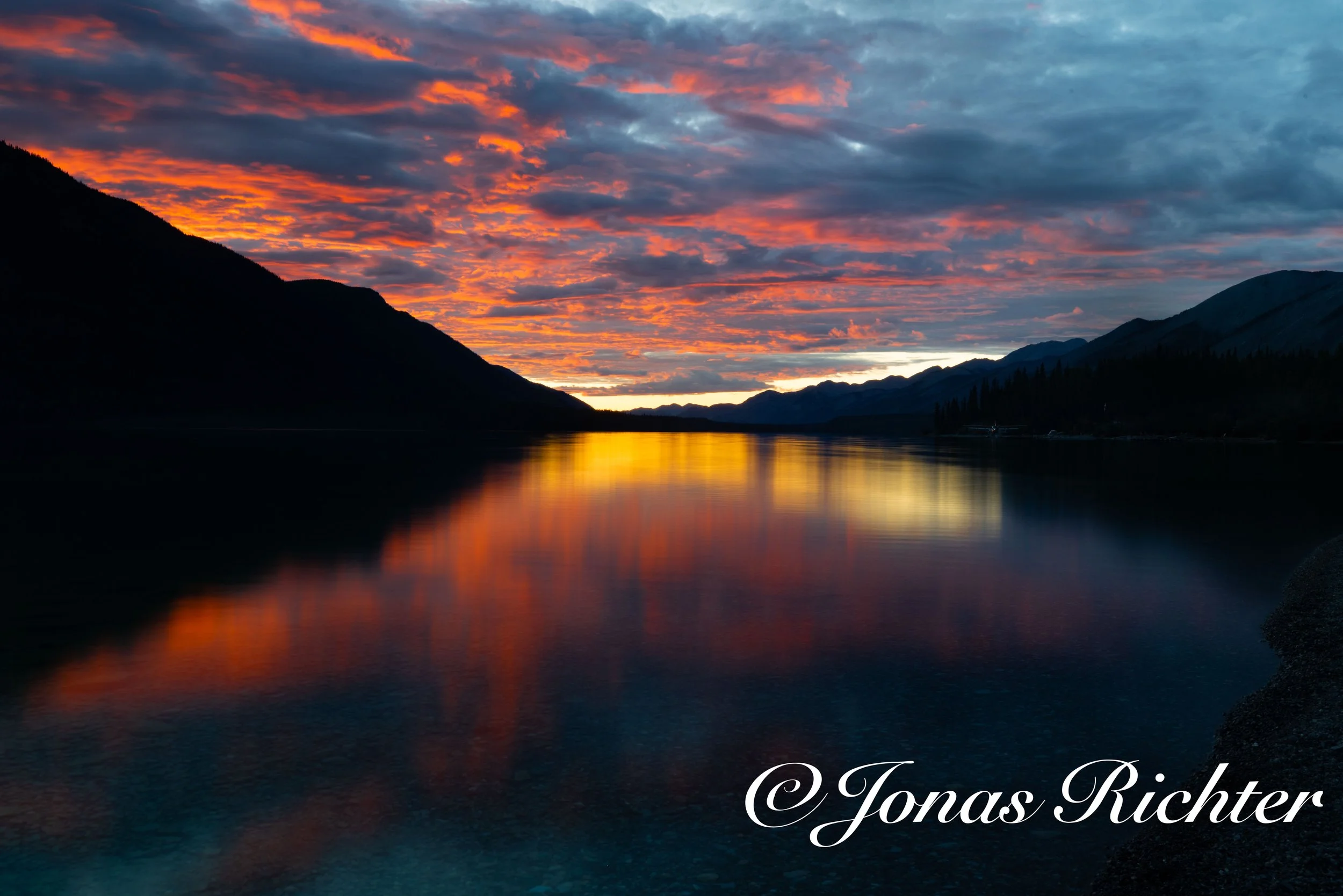 Sonnenuntergang am Muncho Lake