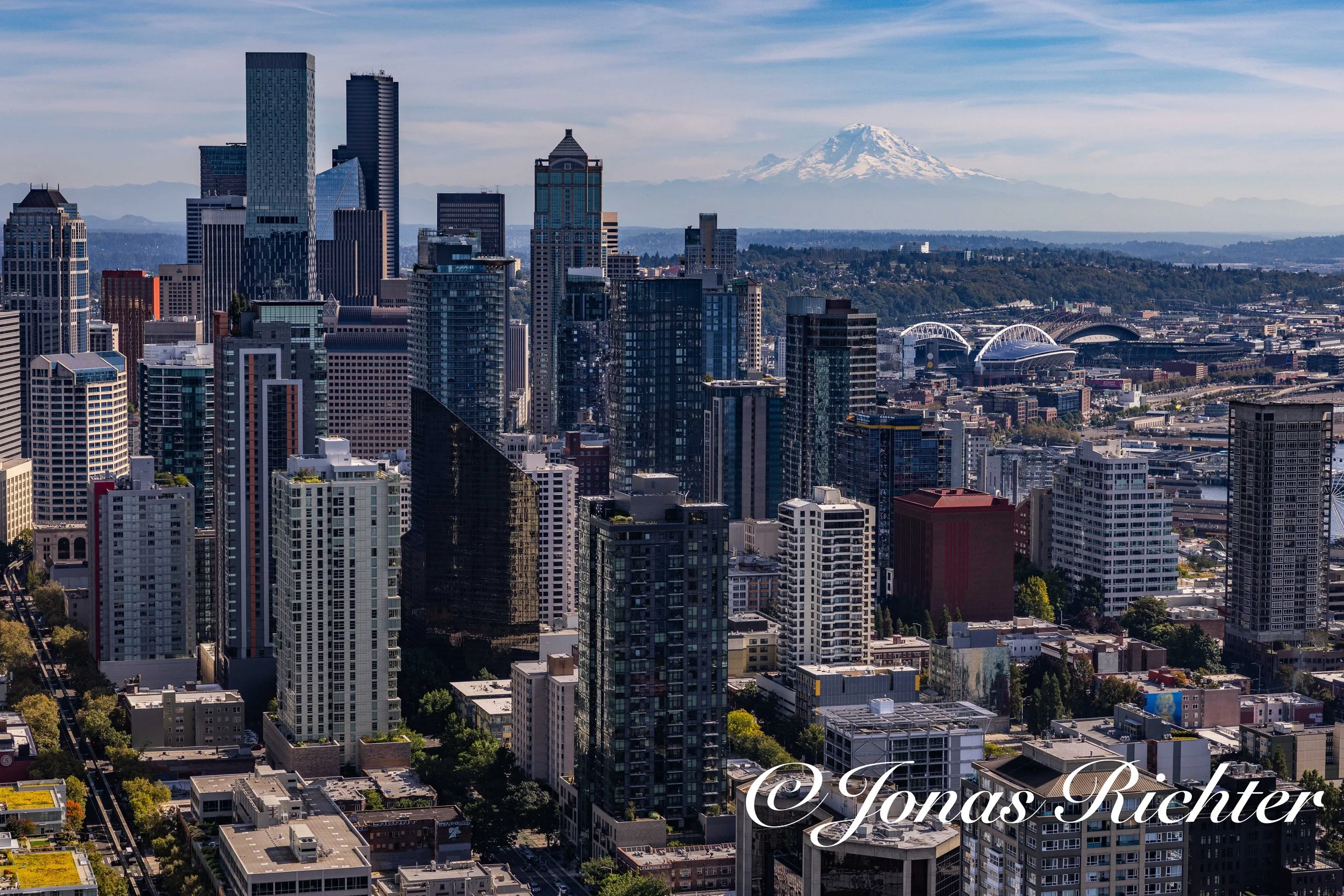 Downtown Seattle mit Mount Rainier im Hintergrund