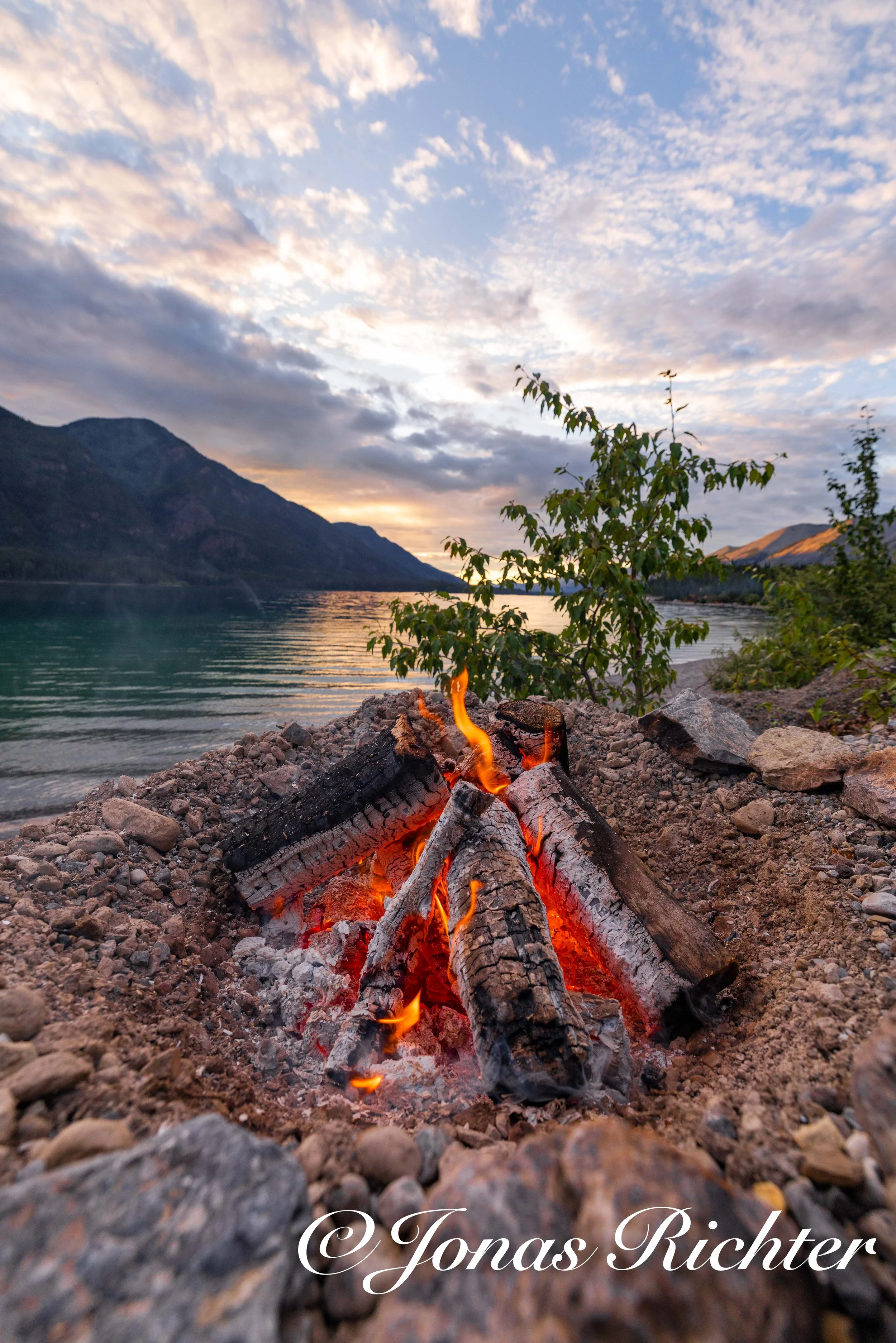 Lagerfeuer am Muncho Lake