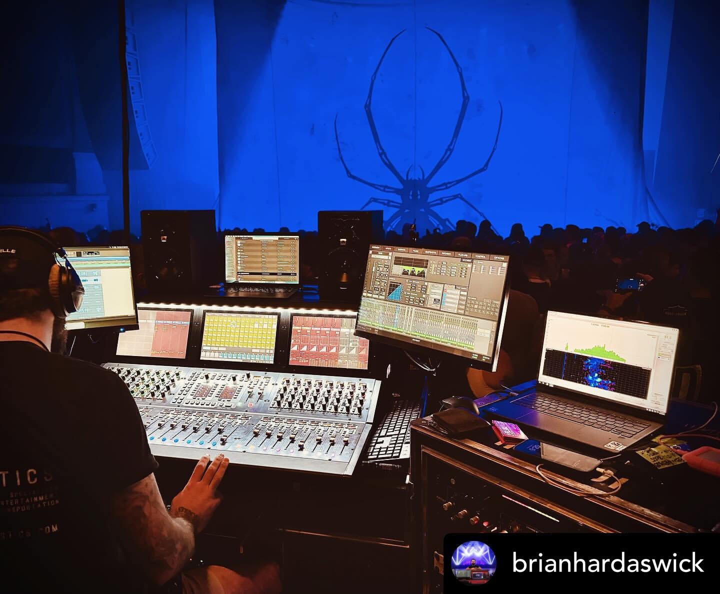 Posted @withregram &bull; @brianhardaswick Minutes to show time with @inthismomentofficial 

Minutes to controlling the emotion in a room  full of strangers for 1 hour and 30 minutes. 

I&rsquo;m thankful to have one of the coolest jobs in the world.