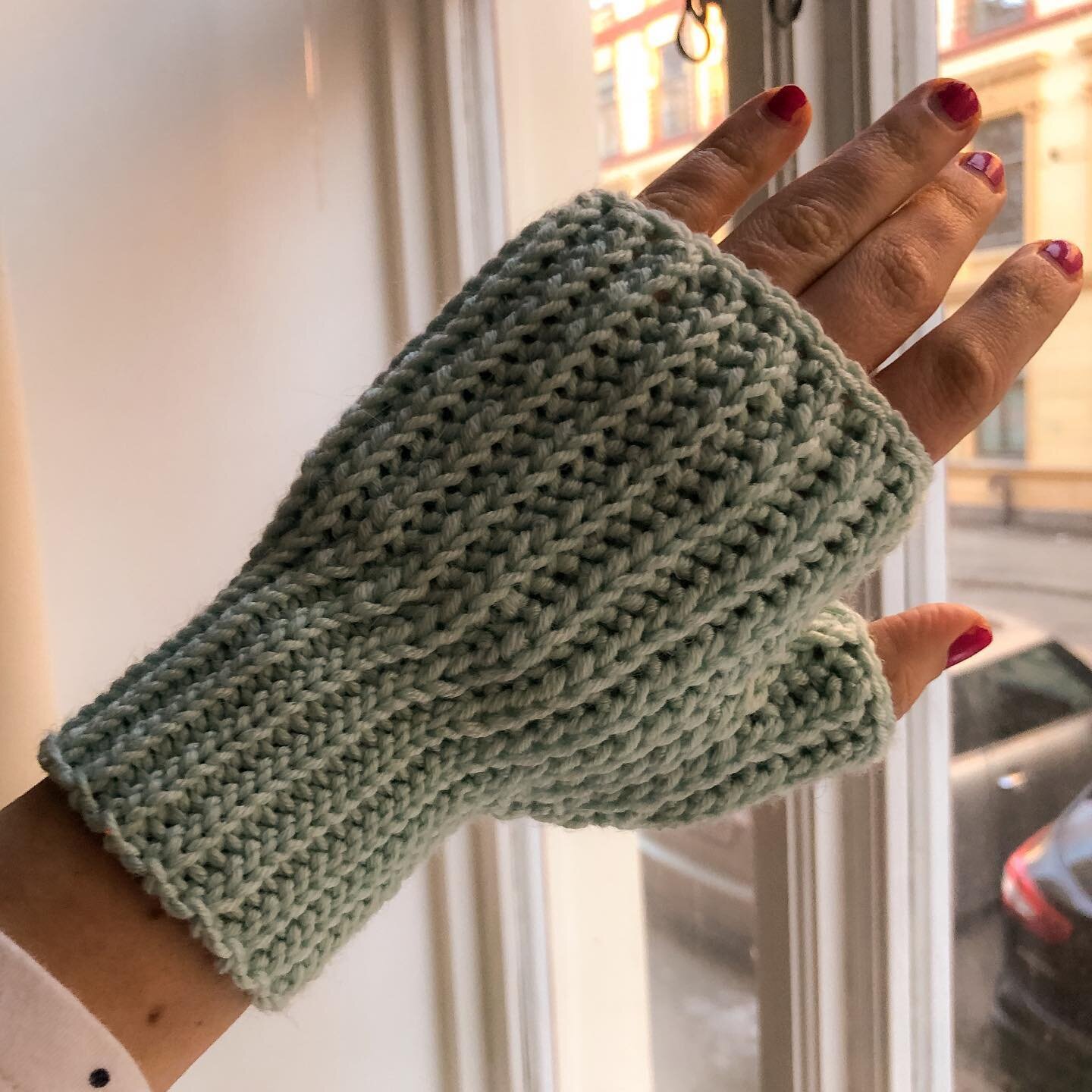 it&rsquo;s a hack! 💾 I used the #noknitmittens pattern to create these fingerless gloves. I love how my mittens turned out, but these are more practical for life in the city 🏙️ 

I omitted the shaping for thumb and fingers, and also lengthened the 