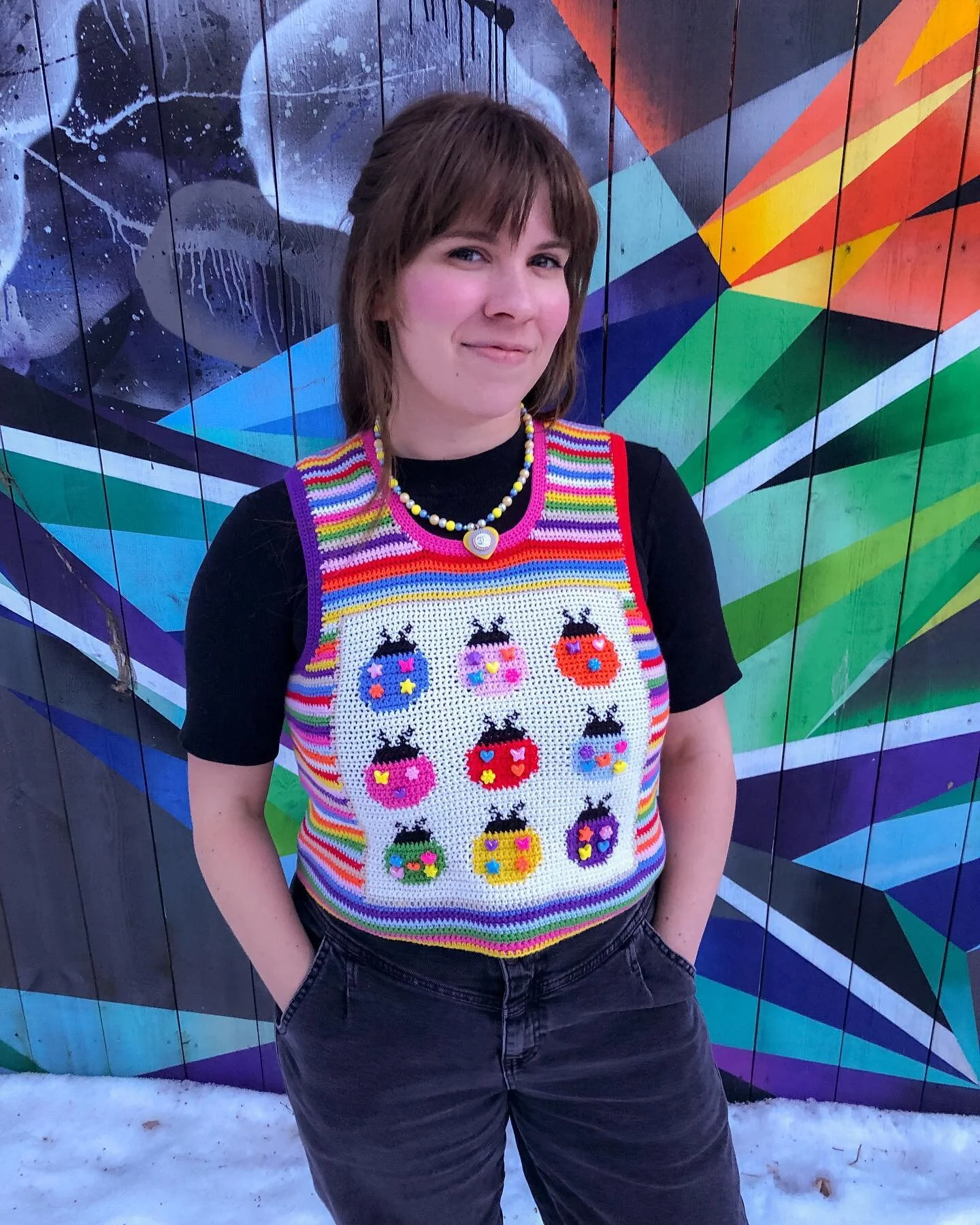 This is my 🌈colorful🌈 take on @crochetpizza &lsquo;s #ladybugvest ! It&rsquo;s my second pattern test, and there are so many things I love about this pattern : 📏it&rsquo;s made to measure, 🐞the ladybug design can fit so many styles / color scheme