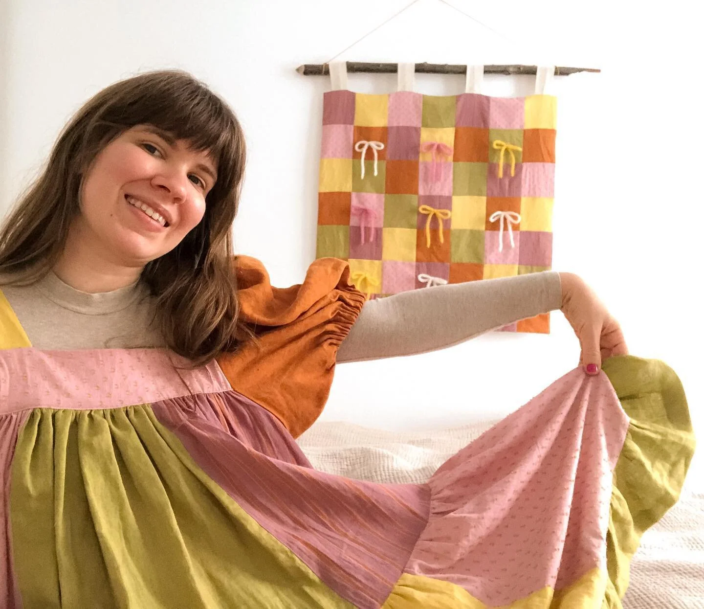 New YouTube video up! I made a @lareunionstudio inspired patchwork dress using the #zwtierdress pattern by @birgittahelmersson , then used the scraps to make a @_diydaisy inspired wall hanging with lil knit mohair bows 🎀

full tutorial up now~ fabri