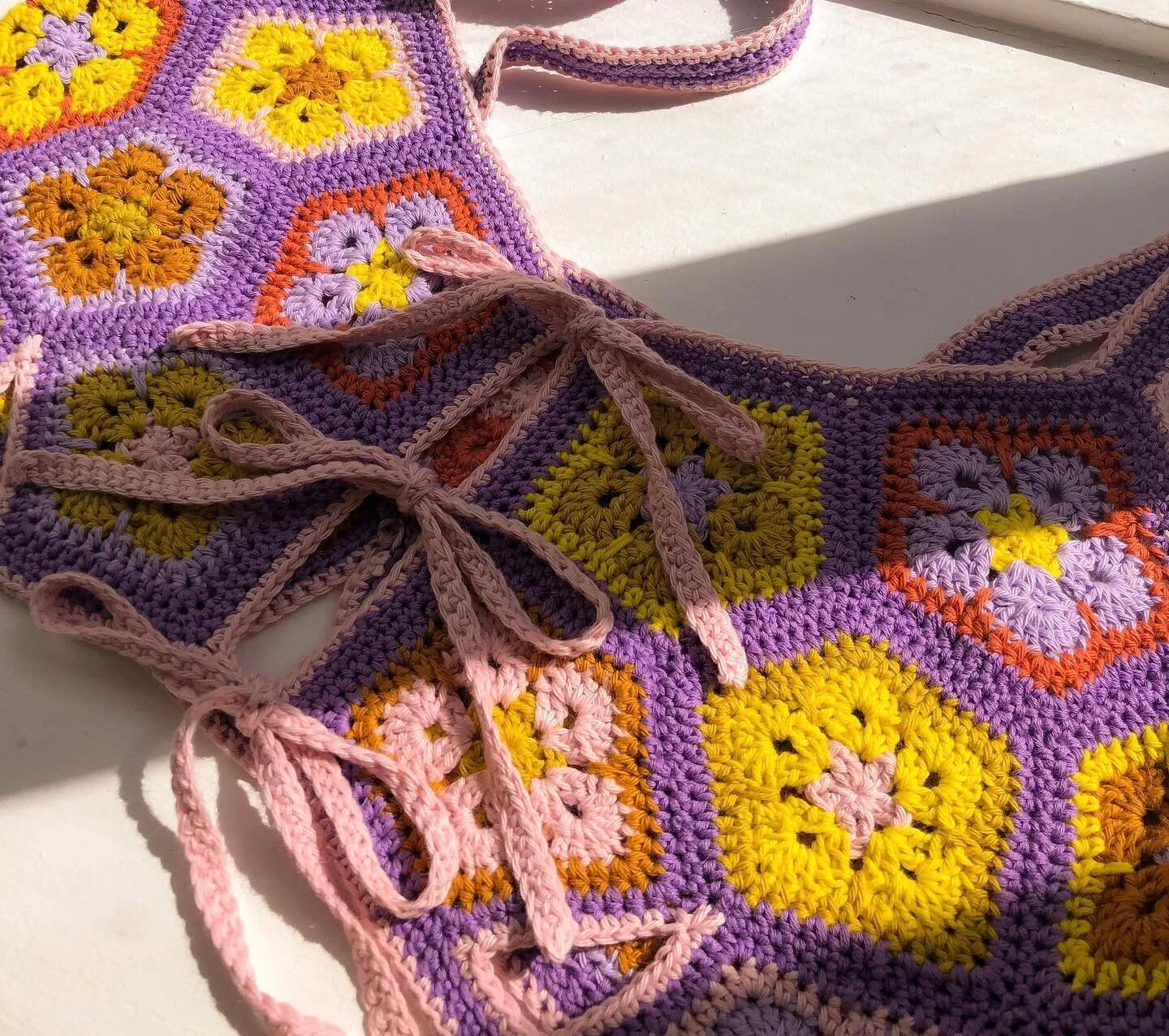 Details and closeups of the Blossoming Luna Top by @woolandbuggers b/c the sun ☀️ was begging me to bring it to the window to capture these colors 😍

there is just something about a complementary color scheme that makes my brain light up in all the 