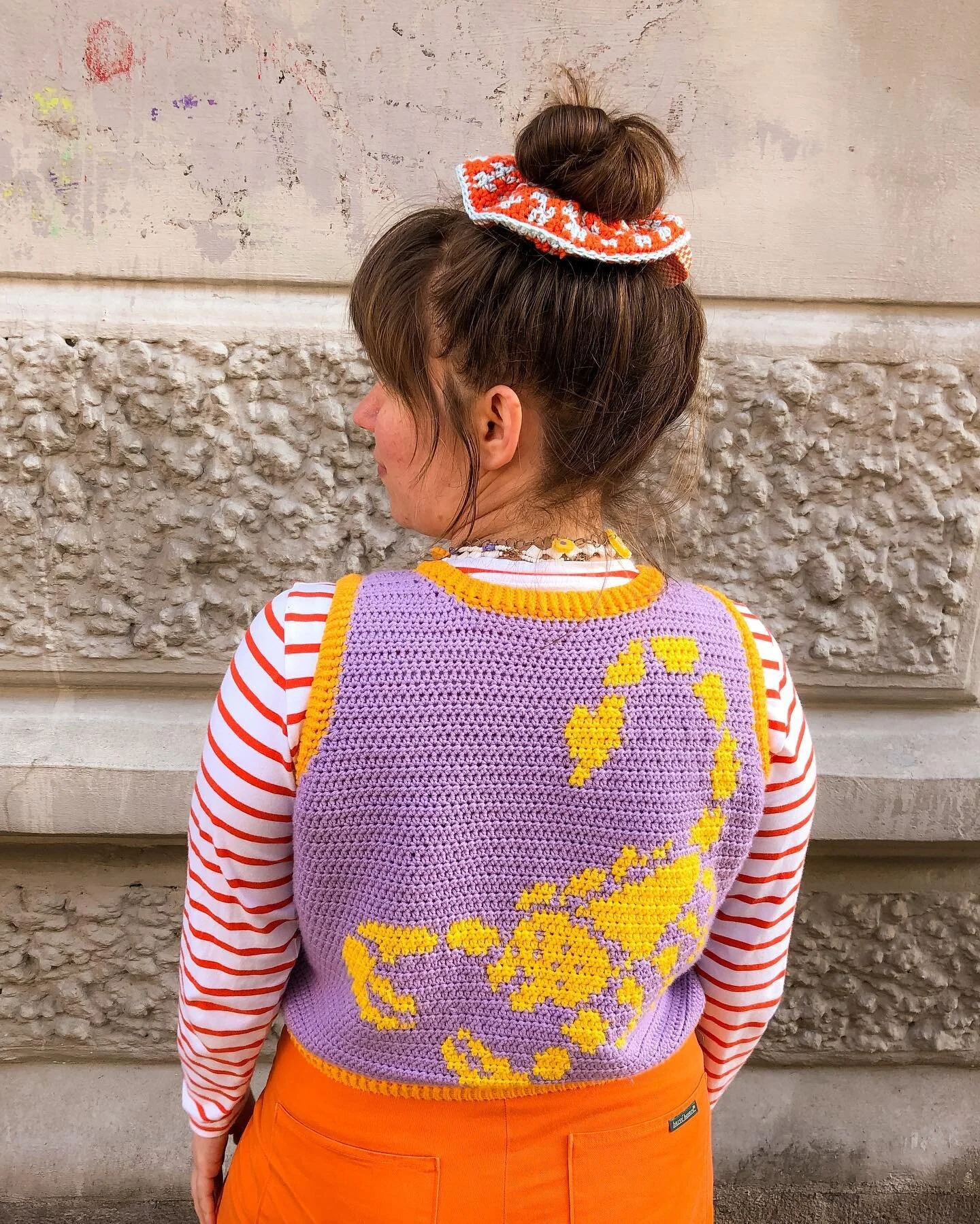 ❣️🦂 scorpion vest 🦂❣️
By @ty_bailie , animal chart and vest designer extraordinaire! 

I love the basketball jersey style of this vest - it is super unique and different from any of my other, like, 12 crochet vests. The scorpion is such a 🔥 design