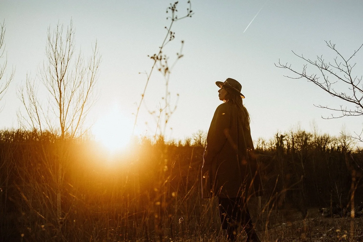 🎃 Samhain, la porte entre deux mondes 

Ce soir, c&rsquo;est Samhain, ce moment sacr&eacute; o&ugrave; l&rsquo;&eacute;nergie bascule : l&rsquo;&eacute;t&eacute; s&rsquo;endort, l&rsquo;hiver s&rsquo;&eacute;veille. Un instant parfait pour faire le 